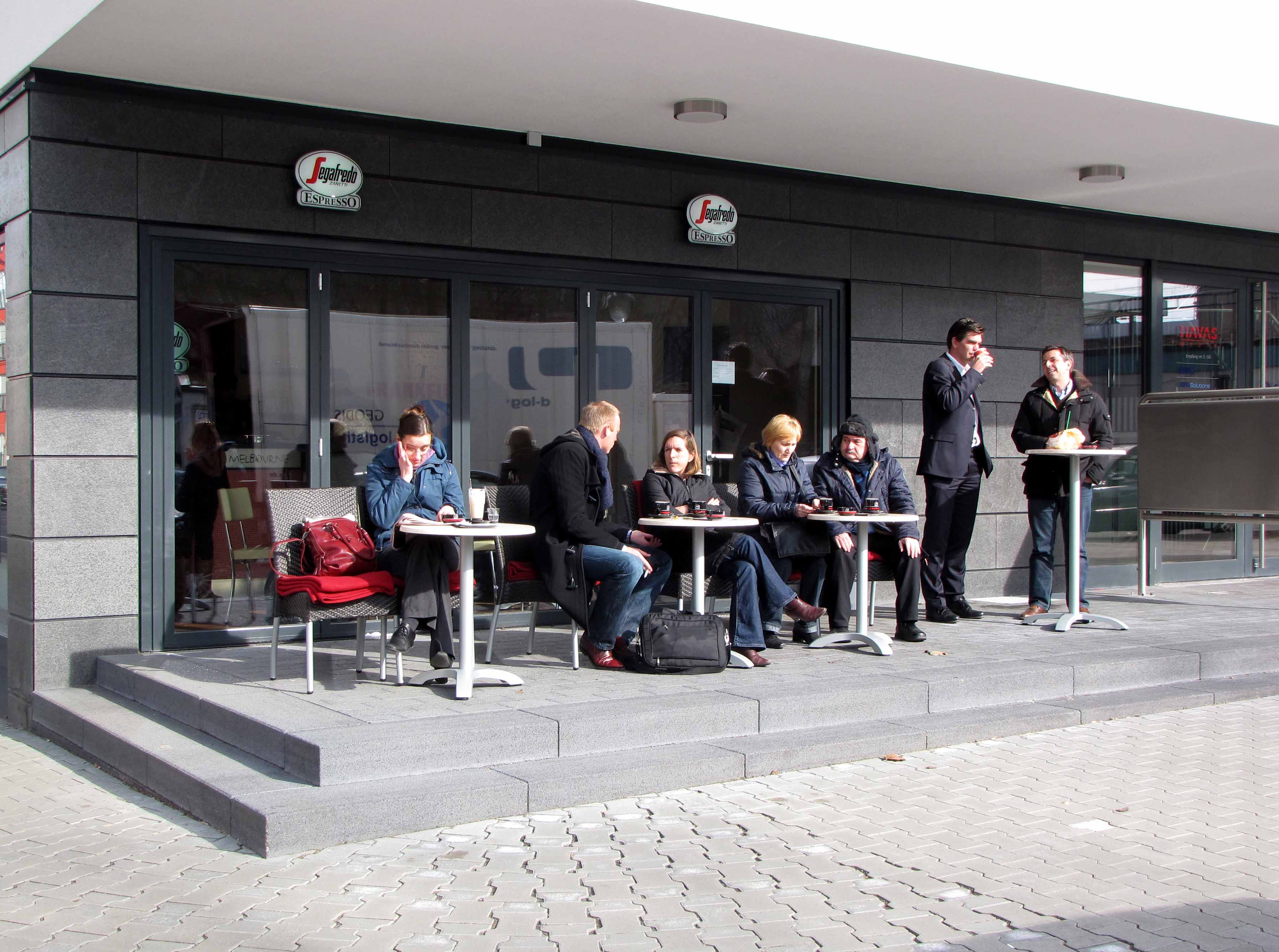 So macht es das Planungsamt Frankfurt! Cafe am Sdbahnhof. < >... versuchen wir uns vorzustellen, wie es hier bei Regenwetter aussieht!! Touristenfeindlich = FRANKFURTFEINDLICH!< >