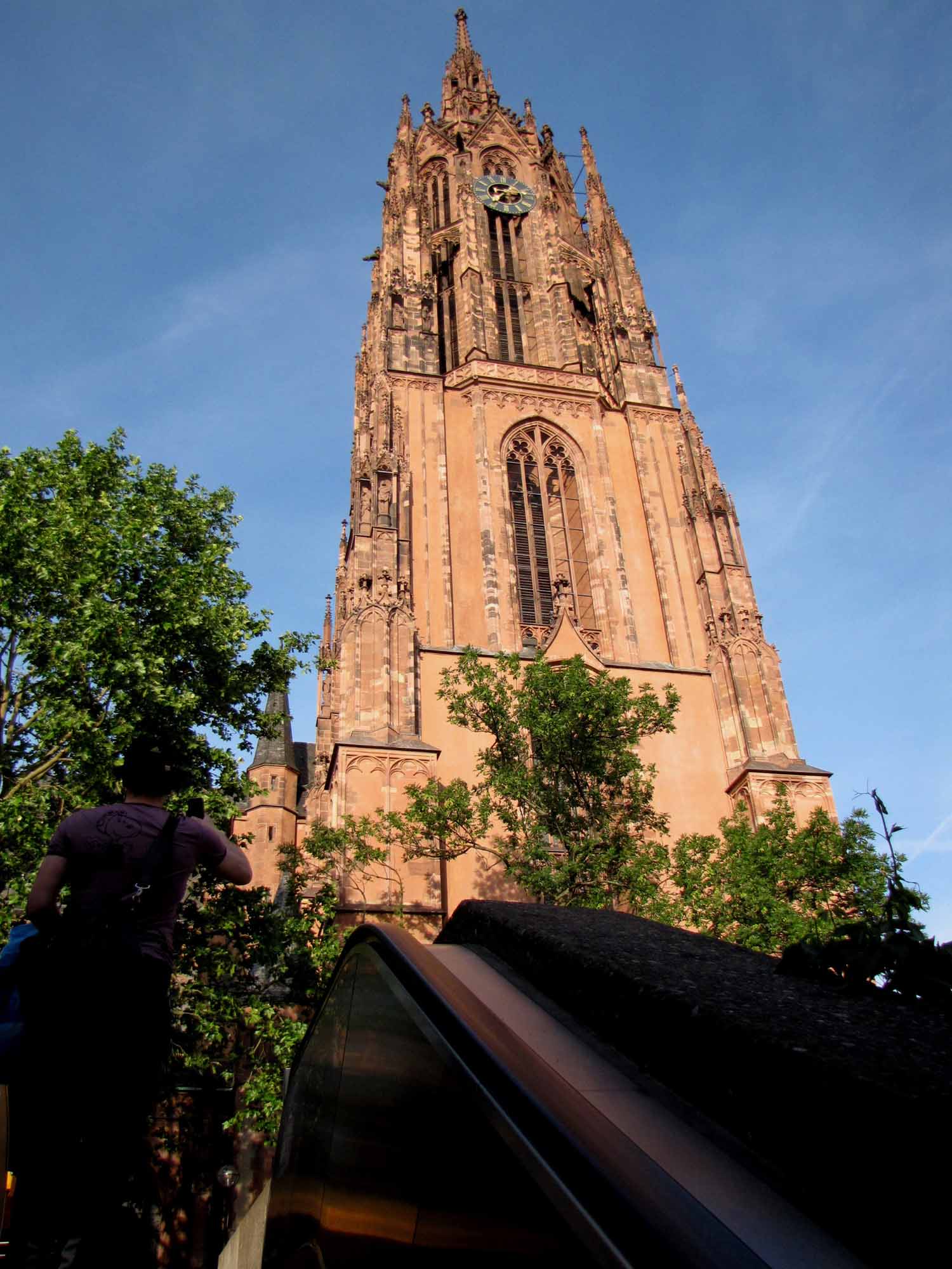 Blick auf den Dom von der Rolltreppe der U-Bahn aus. ...< >