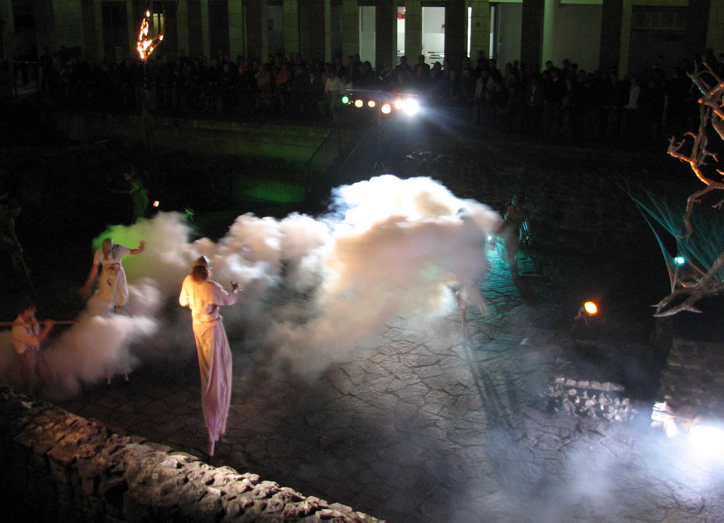 Feuerspiele des Antagontheaters im Arch. Garten.< >