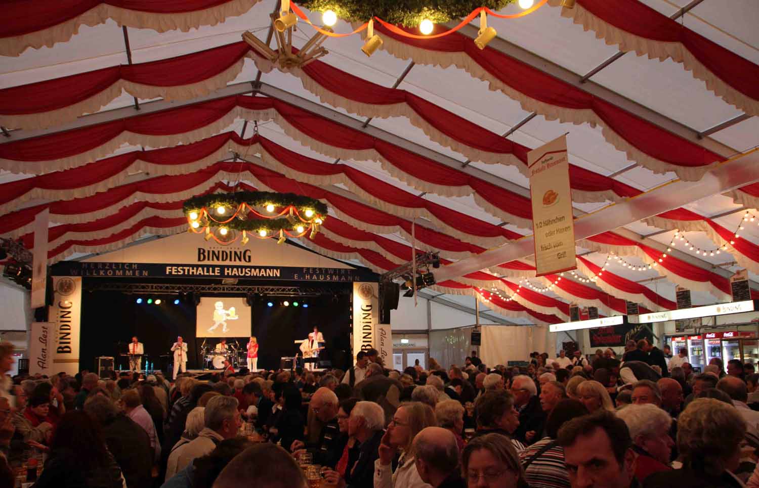 Die Festhalle - erstmalig wei / rot - in den Farben unserer Stadt, dekoriert!< >Danke, Eddy Hausmann! ;-)< >Festhalle Eddy Hausmann - Programm


