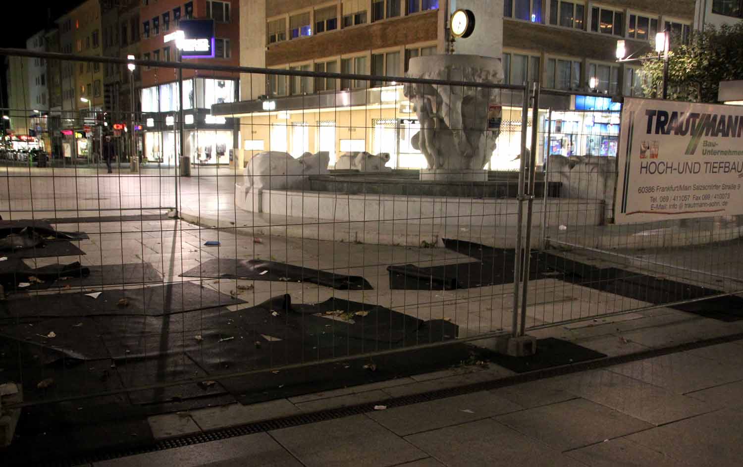 Der Brunnen - 3 Monate im Sommer 2012 - eine Baustelle. Die schweren Industriehofplatten mssen wohl, fr Reperaturarbeiten am Brunnen, gehoben werden. ... Das geht nicht einfach so, schweres Baugert muss wohl her. Die Entscheidung, die Zeil mit Industriehofplatten zu bestcken, hat Planungsdezernent i.R. Herr Schwarz eigenmchtig getroffen. < >