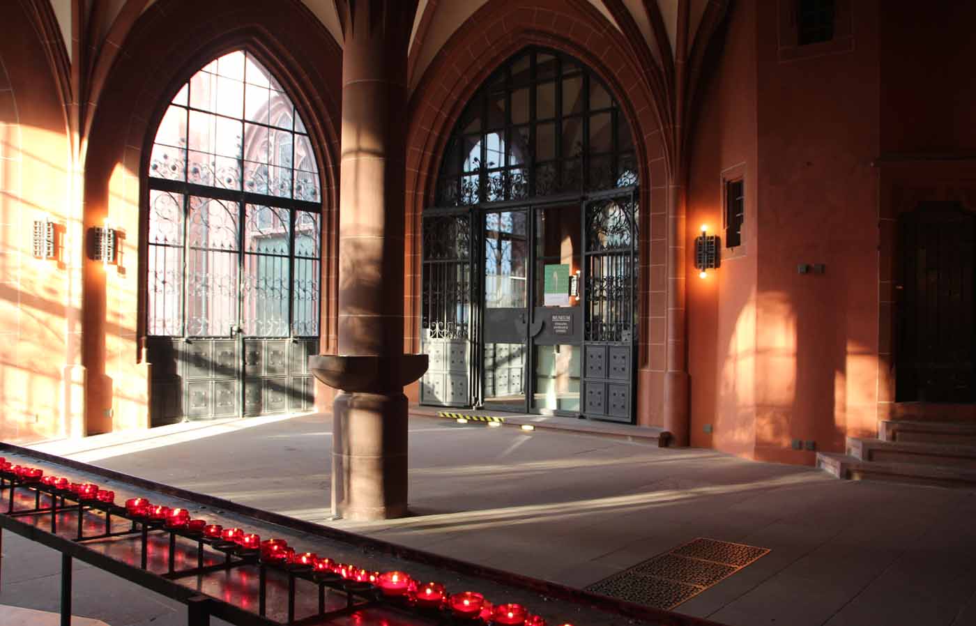 < >Die Eingangshalle des Domes im goldenen Licht der WestSonne. FDP (Antragsteller), GRNE-, CDU- und SPD-Politiker wollen dieses Licht nun fr das Stadthaus nutzen und die Westseite des Domes 24 Meter hoch zubauen, die geschichtstrchtige Bartholomuskirche in den Schatten stellen.< >< >Das gefllt Ihnen nicht? Dann zeigen Sie Meinung. Unterschreiben Sie Online  Dompanorama - kein Stadhaus!< >