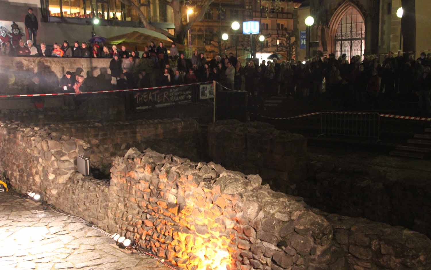 Nacht der Museen. Das Antagontheater im Arch. Garten. Rechts der Dom. < >