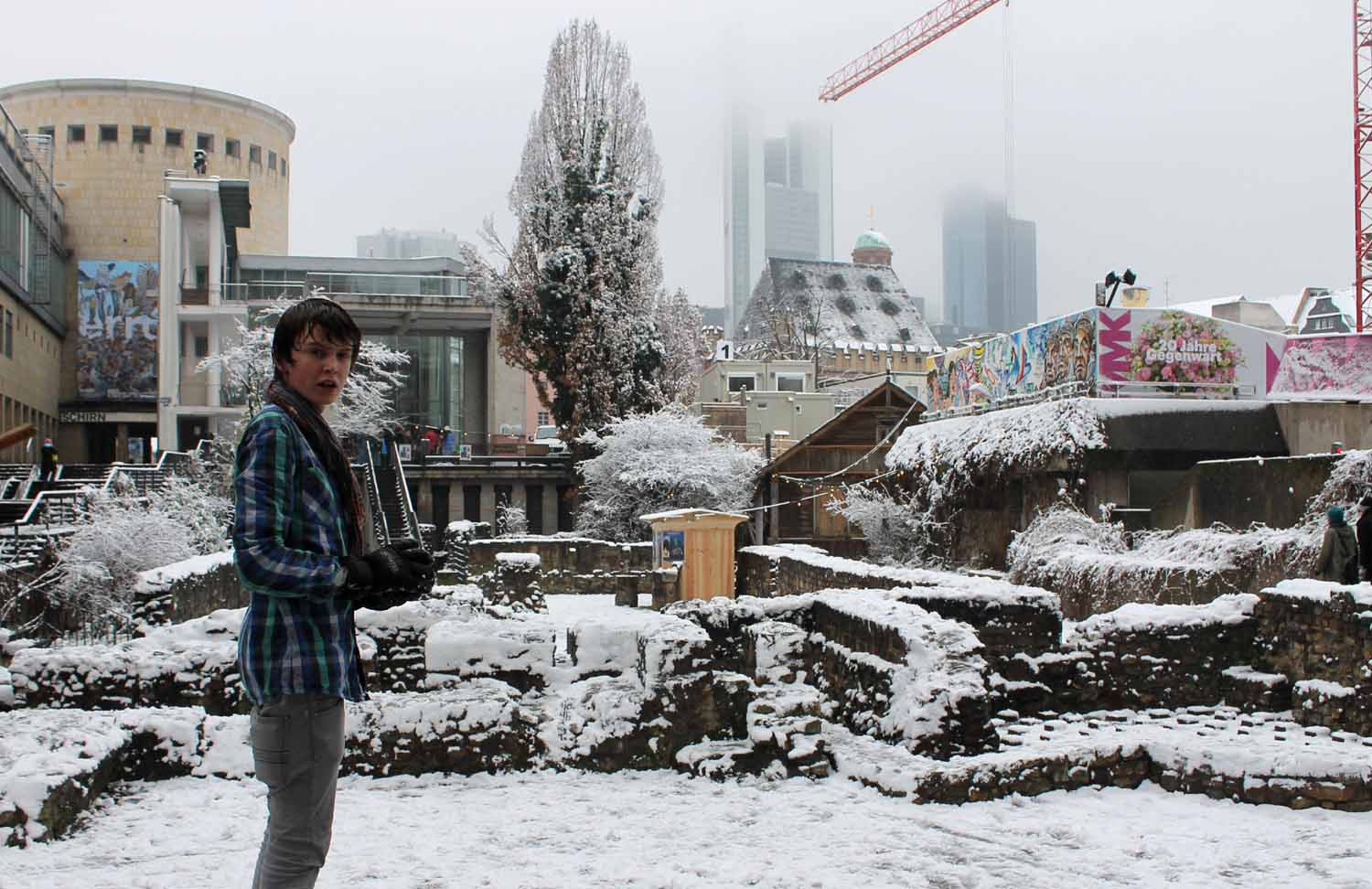 Schnee im Historischen Garten. Frankfurts OFFENEM GESCHICHTSBUCH!< >Foto vom 20.12.2011< >
