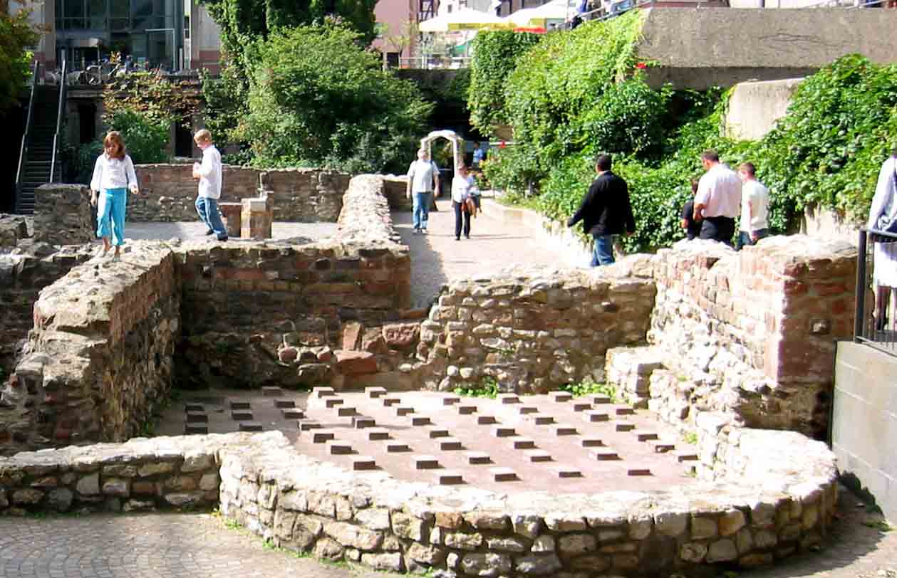 Statt spielender Kinder, entspannter Eltern, parkour-trainierender Jugendlicher, Theater, Spatzen, Amseln, Staren und Fledermusen, Treffpunkt zum Entspannen und zum Stadtgelut - vermietbare Sle mit groem Ambiente fr niveauvolle Veranstaltungen; Konferenzrume, Seminarrume, Presse- und Neujahrsempfnge mit Gastronomie! Kosten: mind.  20 Mio. plus nicht endender Folgekosten. < >VIDEO: Berg-Rettung < >< >< >