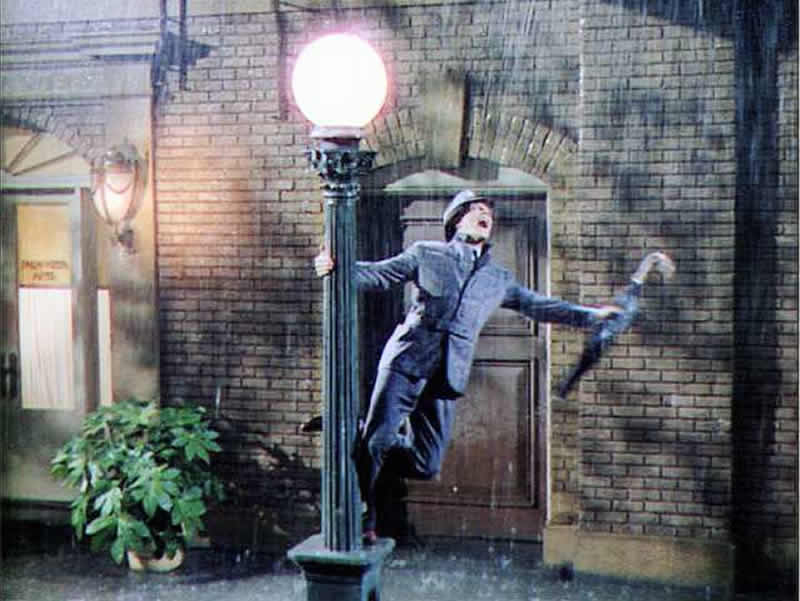 Deutsches Filmmuseum < >Zur Wiedererffnung des Deutschen Filmmuseums prsentierte das Filmmuseum am 13. August um 22 Uhr - auf der Untermainbrcke - den Musical-Klassiker SINGIN IN THE RAIN! Die Brcke war an diesem Abend fr den Verkehr gesperrt und wurde zum Freilicht-Kino.< >Video YouToube: I'm Singing in the rain

< >Es hatte geregnet. Warmer Regen! Schirm vergessen. Nass bis auf die Knochen. Wunderbar! Ich liebe FRankfurt! Nur schade, dass unsere Straenbeleuchtung so hsslich ist! < >