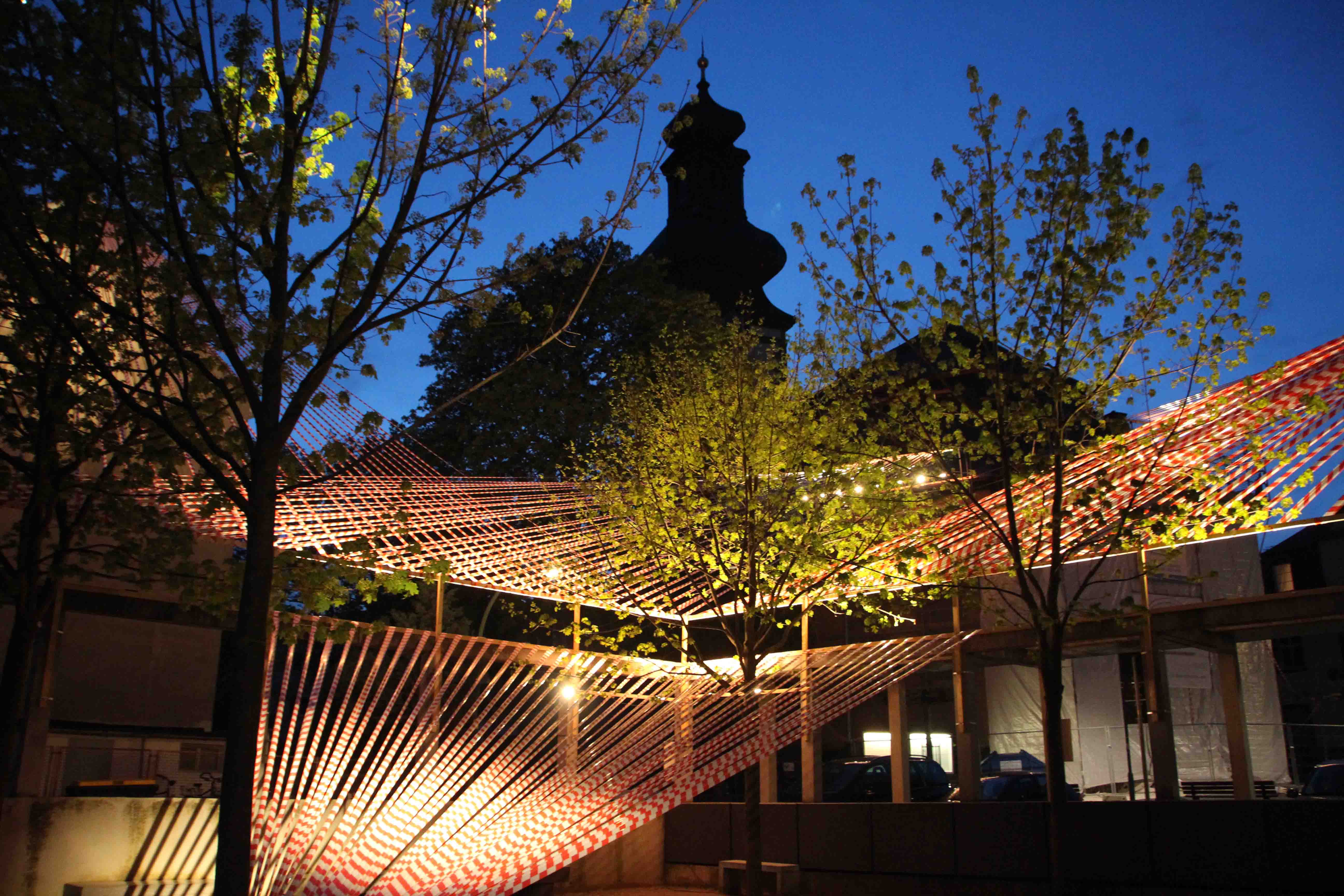 LUMINALE - f�r mich war die sch�nste Installation die an der Johanniskirche in Bornheim. Sie unterstrich die wohligen Temperaturen, man f�hlte sich im Urlaub und konnte bei einem Glas Wein (mit dem Kauf unterst�tzte man die Renovierung der Johanniskirche) richtig sch�n genie�en und entspannen. < >