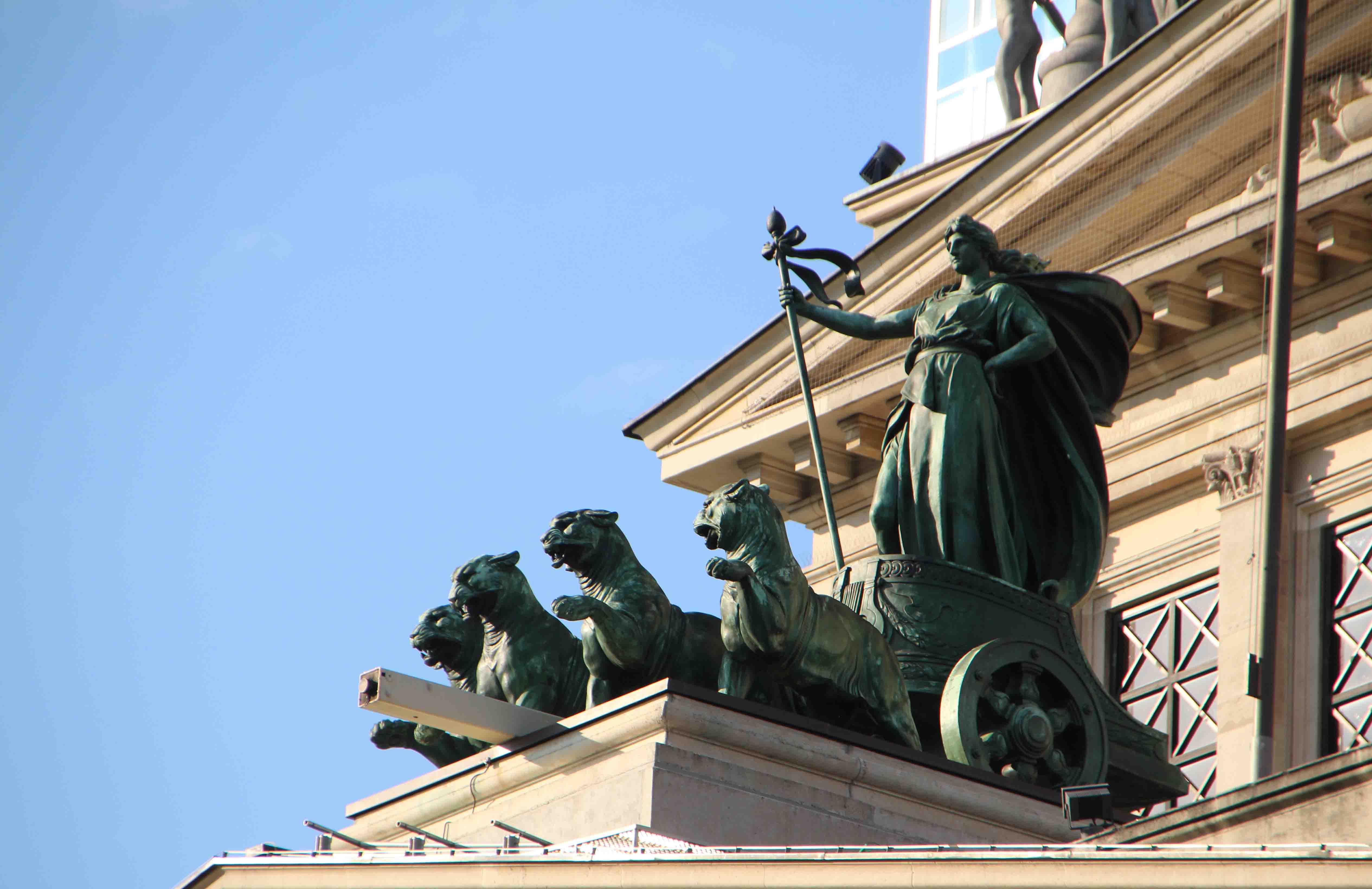 Die Frankfurter Quadriga an der Alten Oper zeigt keine Pferde, sondern Panther im Gespann. 