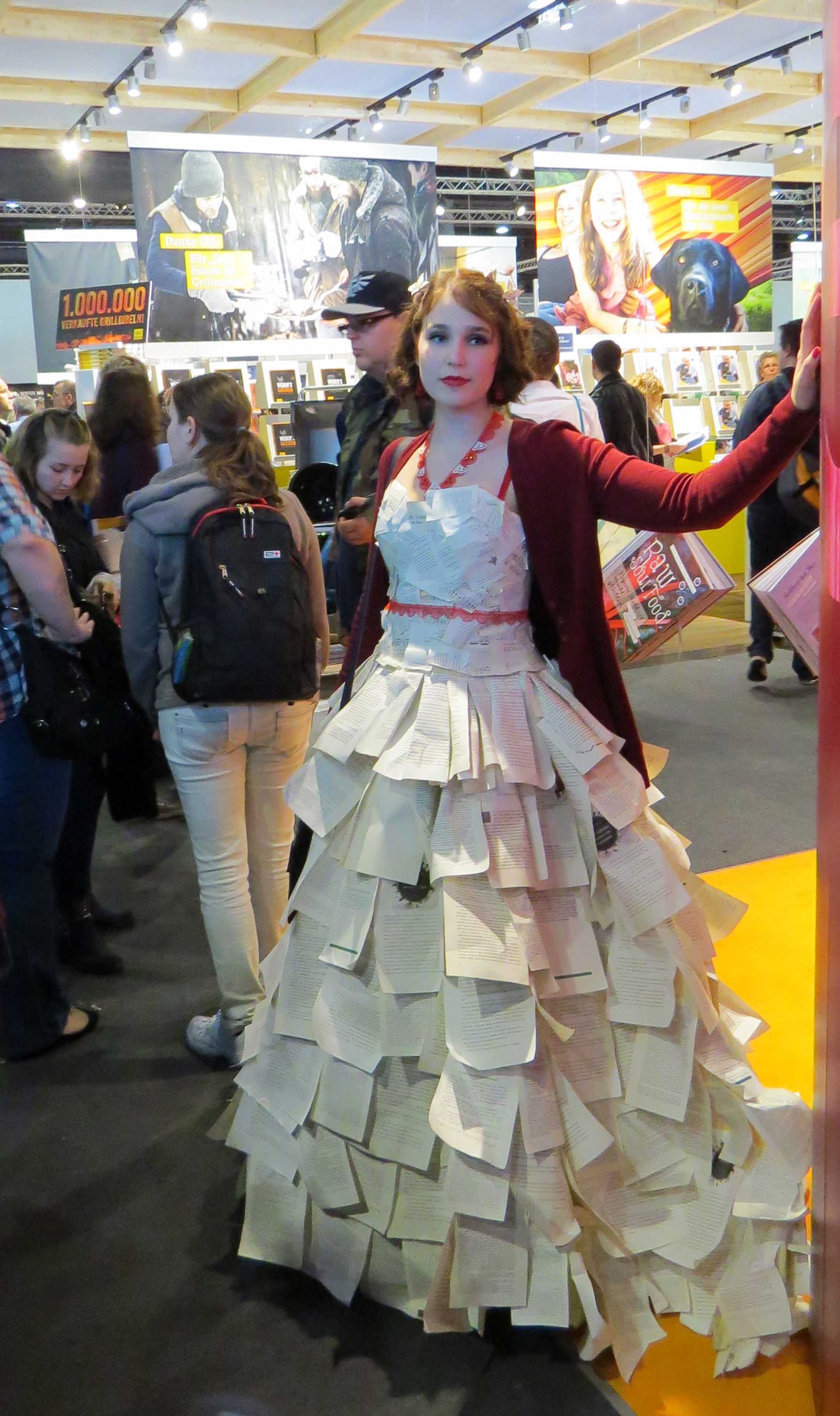 Buchmesse Frankfurt. Ein Kleid aus Buchseiten und mehr.< > Fotos: Buchmesse< >  