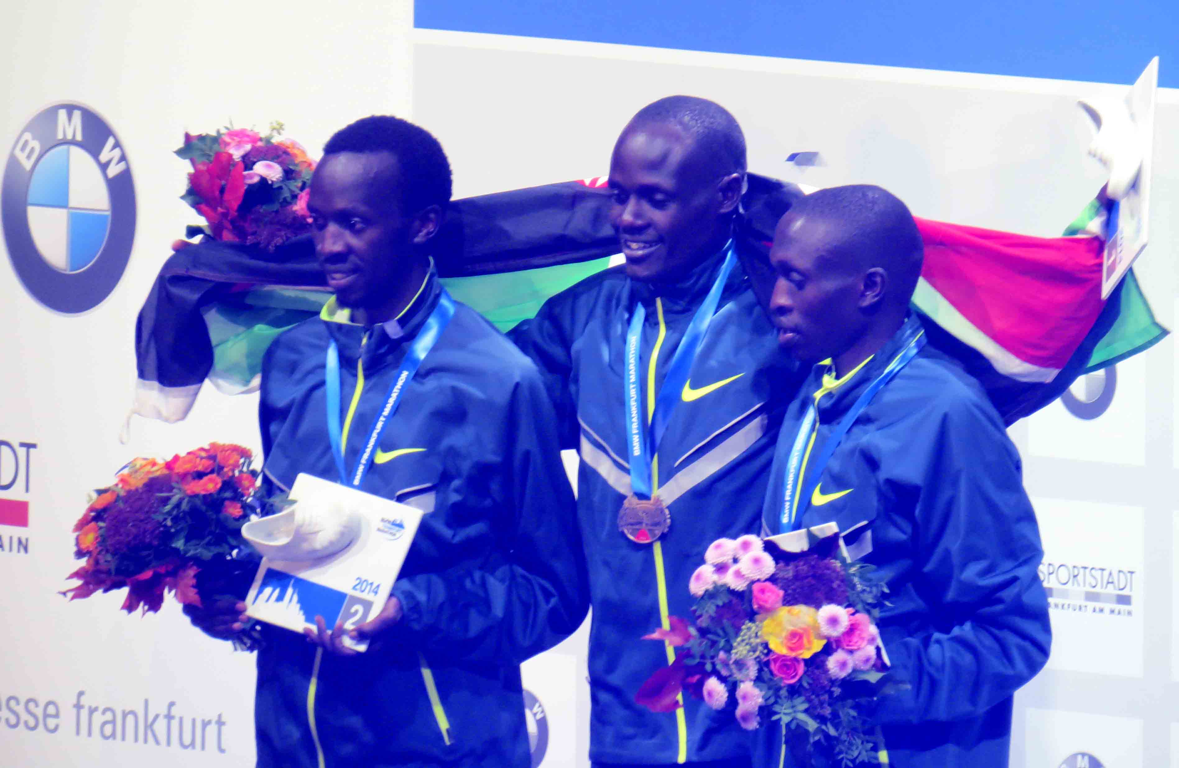 33. Frankfurt-Marathon - mit ber 15.000 Teilnehmer aus 101 Nationen.< >           < >Mnner:< > 1. Mark Kiptoo / Kenia - 2:06:49 Stunden< >     2. Mike Kigen / Kenia - 2:06:59 Stunden< >     3. Gilbert Yegon / Kenia - 2:07:08 Stunden< >    Bester Deutscher war Arne Gabius mit einer Zeit von 2:09:32 Stunden - ein tolles Marathon-Debt.< >< >        Frauen:< >     1. Aberu Kebede / Kenia - 2:22:21 Stunden< >     2. Sharon Cherop / Kenia - 2:23:44 Stunden< >             3. Ashetu Bekere / thiopien - 2:24:59 Stunden < >        Beste Deutsche war Mona Stockhecke mit einer Zeit von 2:33:50 Stunden. Sie lief ihre persnliche Bestzeit und wurde bei den Frauen 8. < >