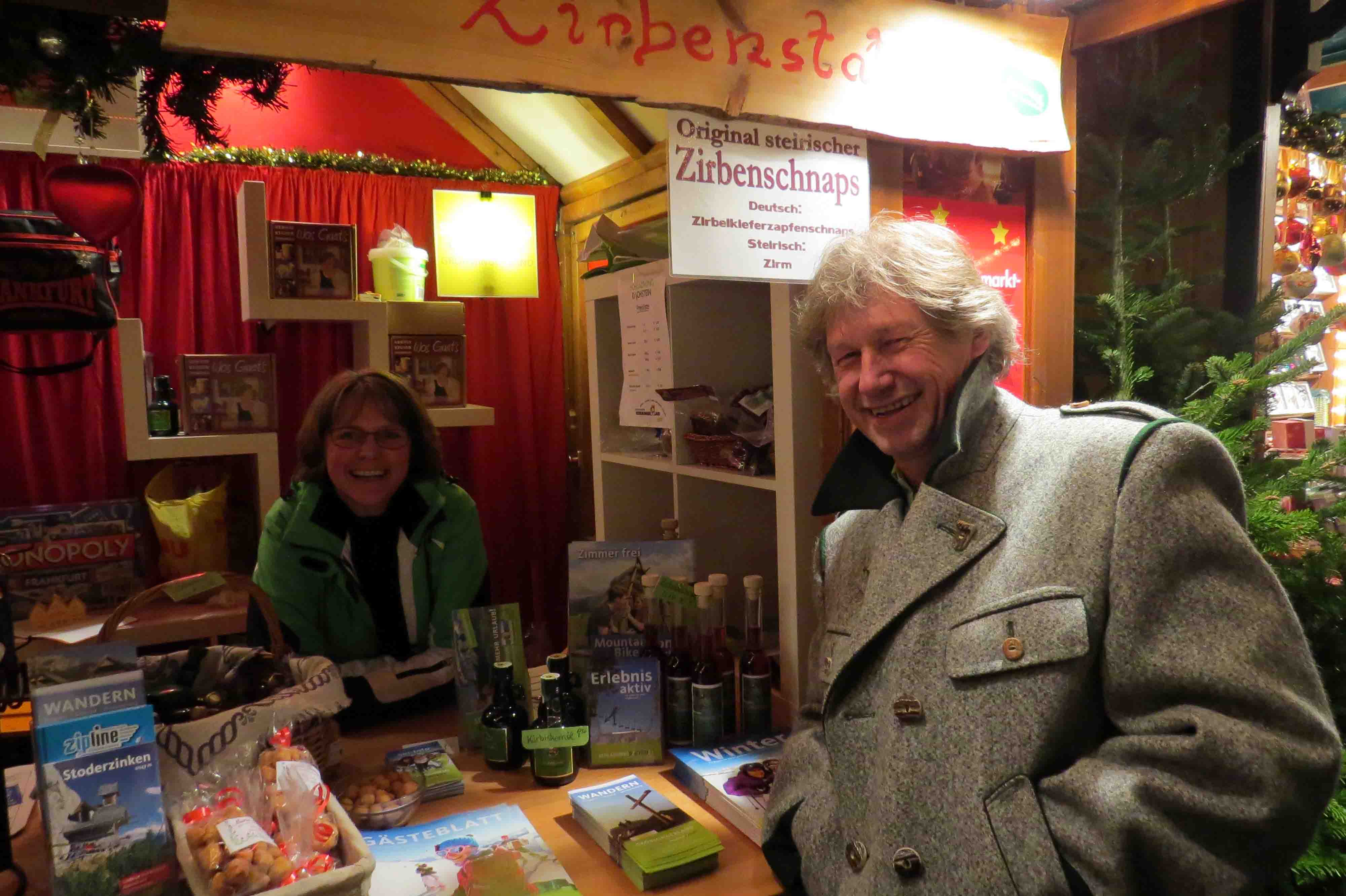 Weihnachtsmarkt. Sehr lecker, der Schnaps und die Sigkeiten aus der Steiermark. Fotos: Weihnachtsmarkt< > 