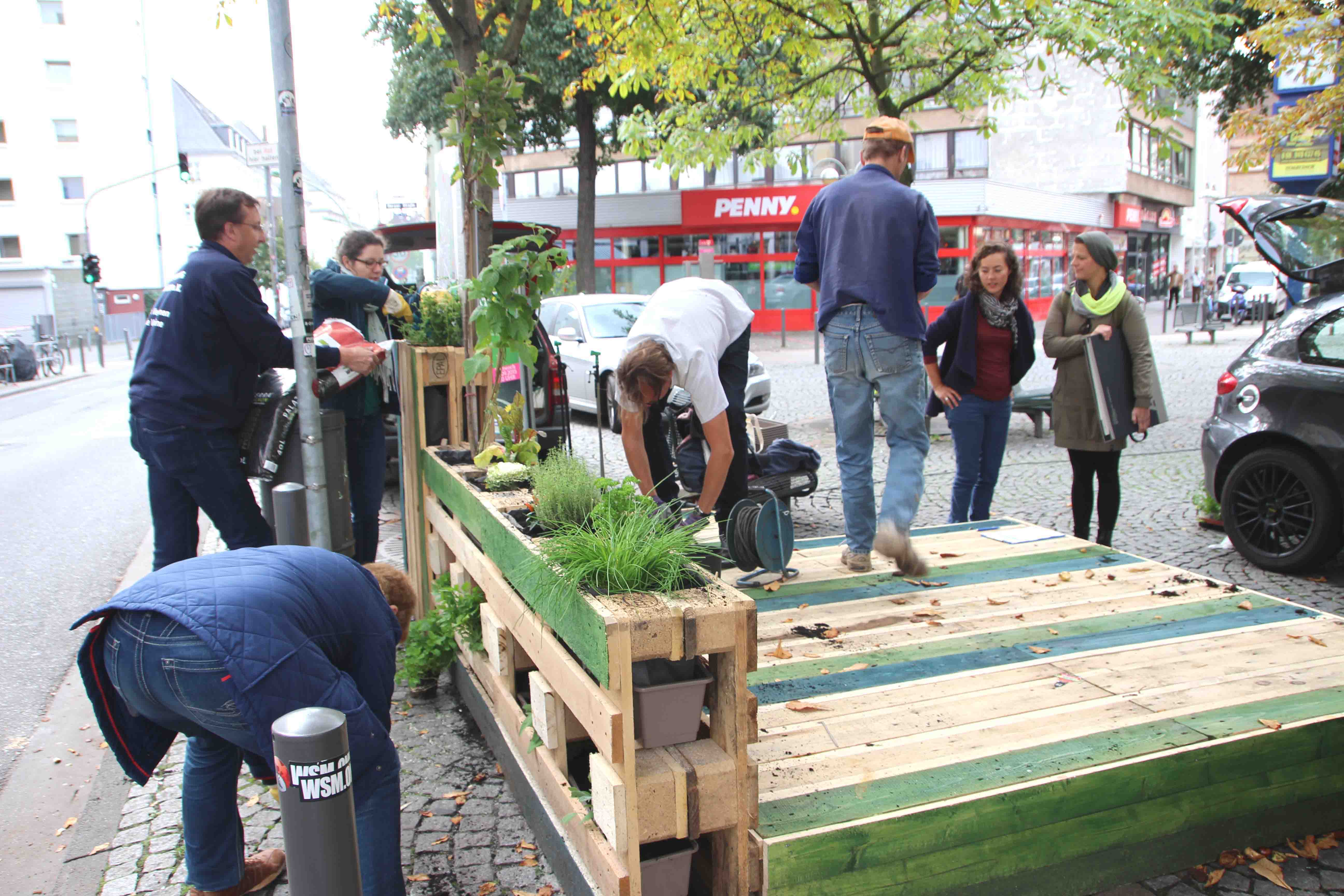 Bernemer Oase. ... Ich finde, die Konstruktion strt den Baum-Kreis mit den schnen halbrund angelegten Bnken. < >      2015-09-20 Stadtteilsonntag Offener Sonntag  