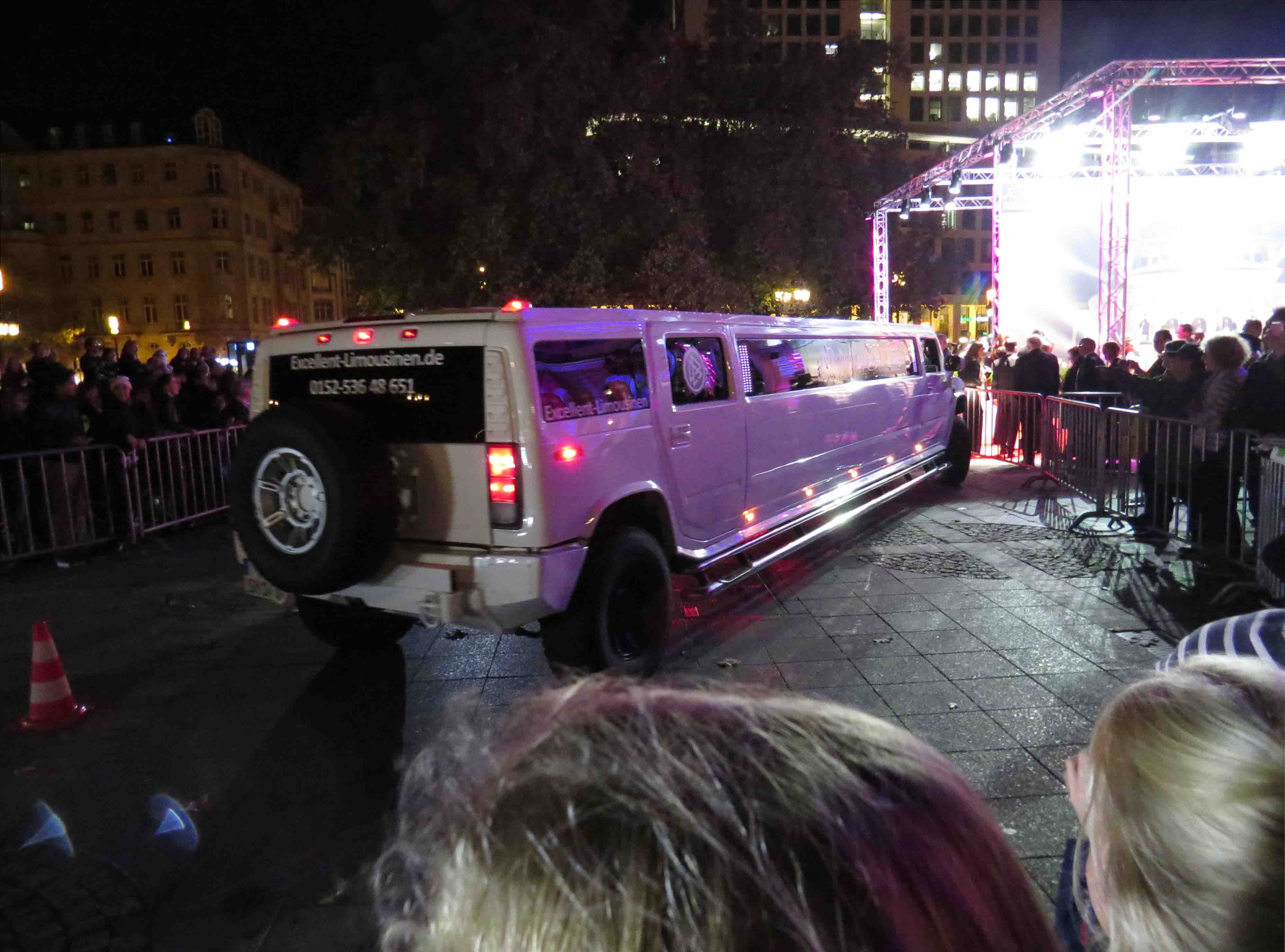   Am Sportpresseball an der Alten Oper demonstrierten Freunde der Rennbahn  und machten wiederholt auf das Foulspiel des DFBs - der mit einem Schlag 2 Sportvereine vertreiben will - aufmerksam.  Eine endlos lange Strecht-Limousine, NiersbachMasken und falsche, durch die Luft fliegende 500 EuroScheine symbolisierten DFB-Verhalten. 
        2015-11-07 Demo Rennbahnfreunde am Sportpresseball