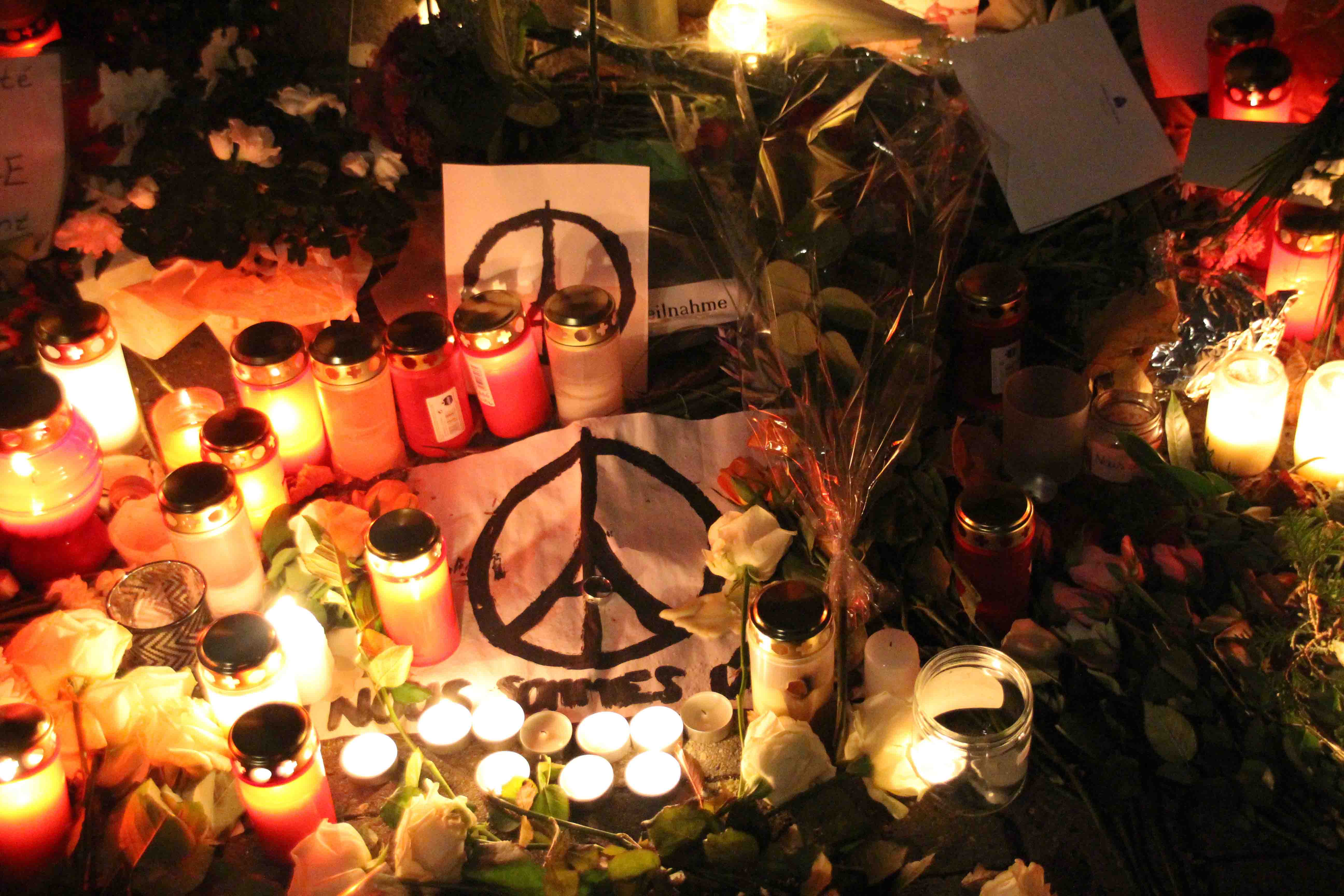 2015-11-16 Schweigeminute fr die Opfer des Terrorismus in Paris