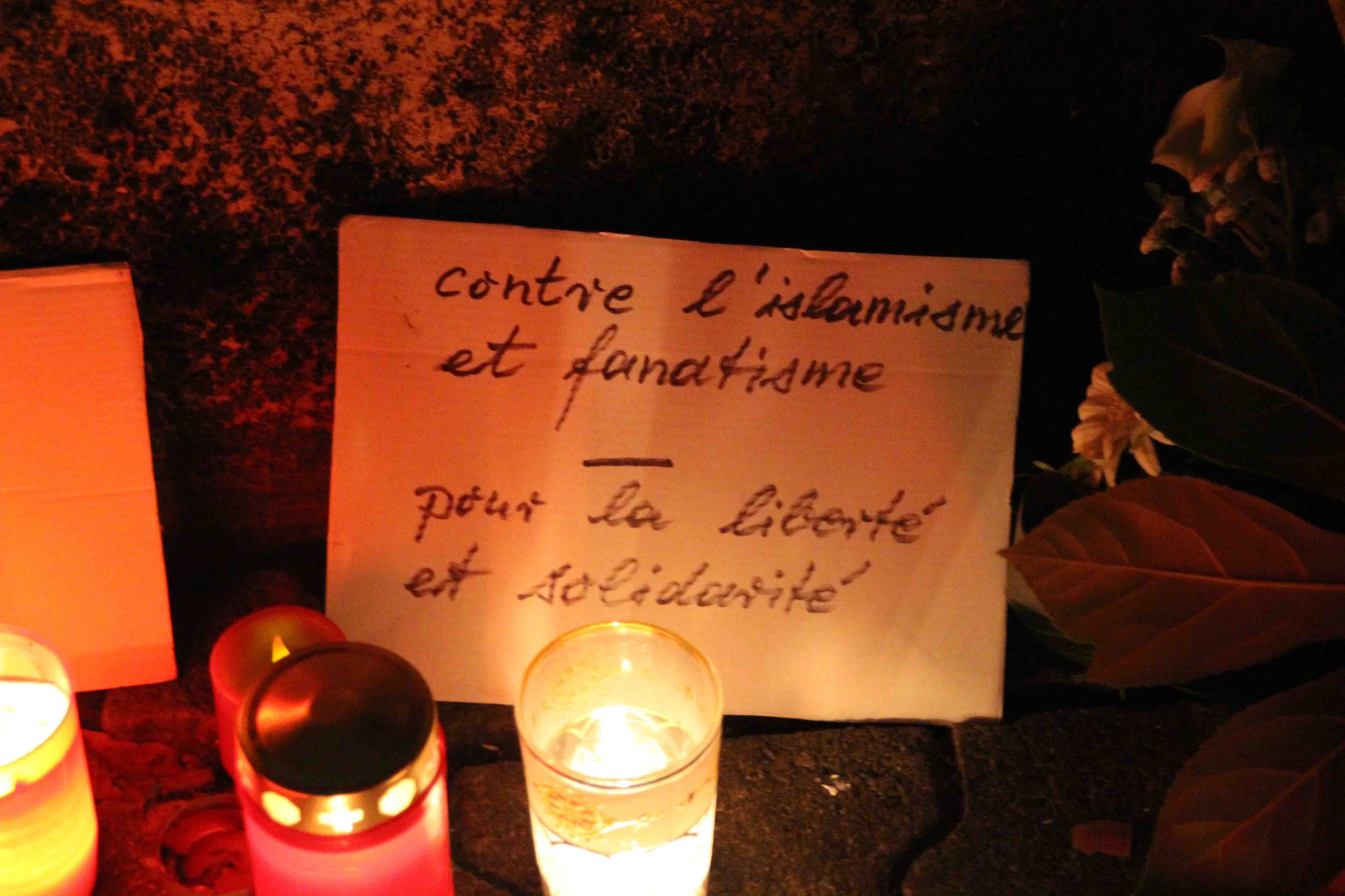 Schweigeminute fr die Opfer des Terrorismus in Paris am Franzsischem Konsulat.  Fotos siehe: Schweigeminute fr die Opfer des Terrorismus in Paris
< >