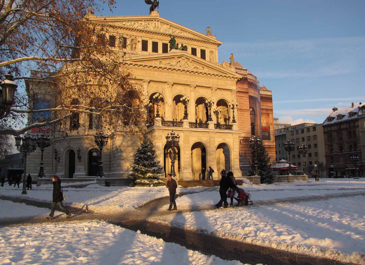 < >Die Alte Oper im Januar 2010< >