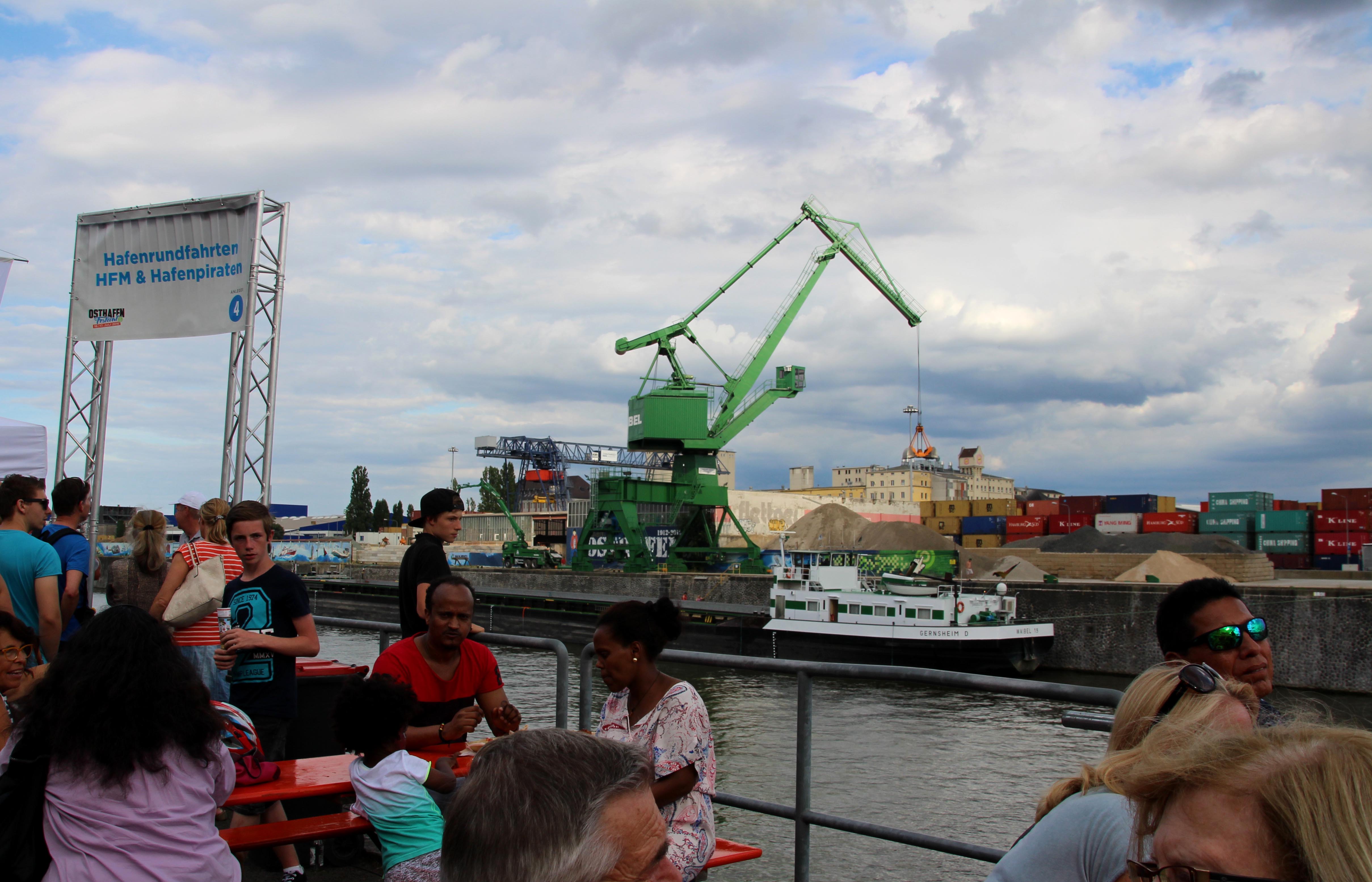 Hafenfestival 2016< > es war fantastisch. Viel habe ich leider nicht gesehen ... bin beim Bembelboot hngen geblieben. < >     2016-07-17 Hafenfestival