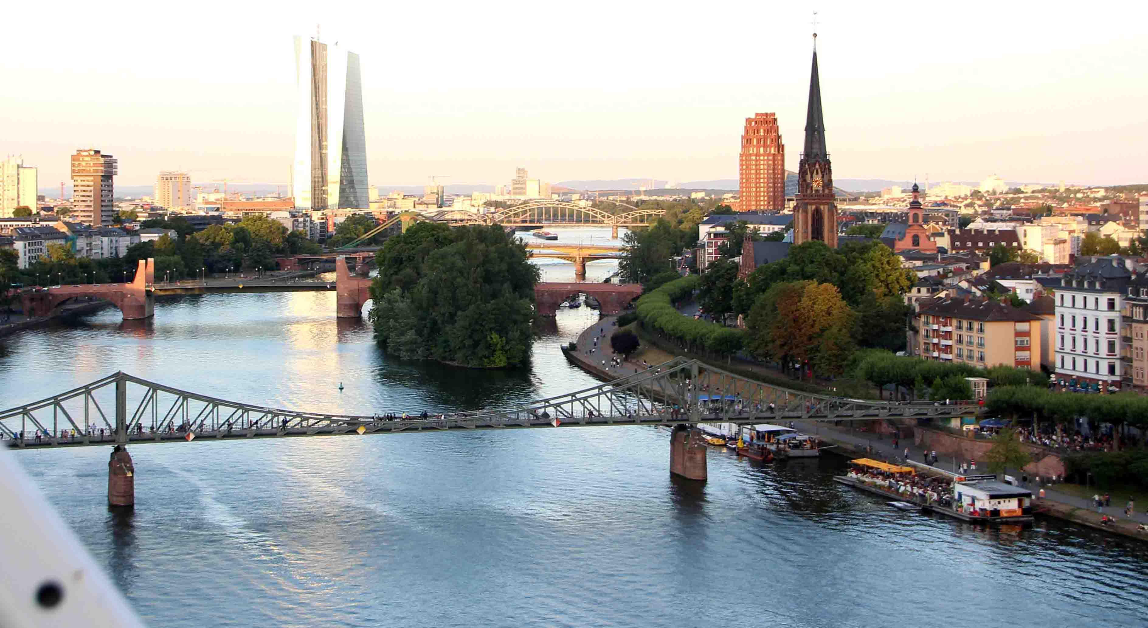 Main Frankfurt< >