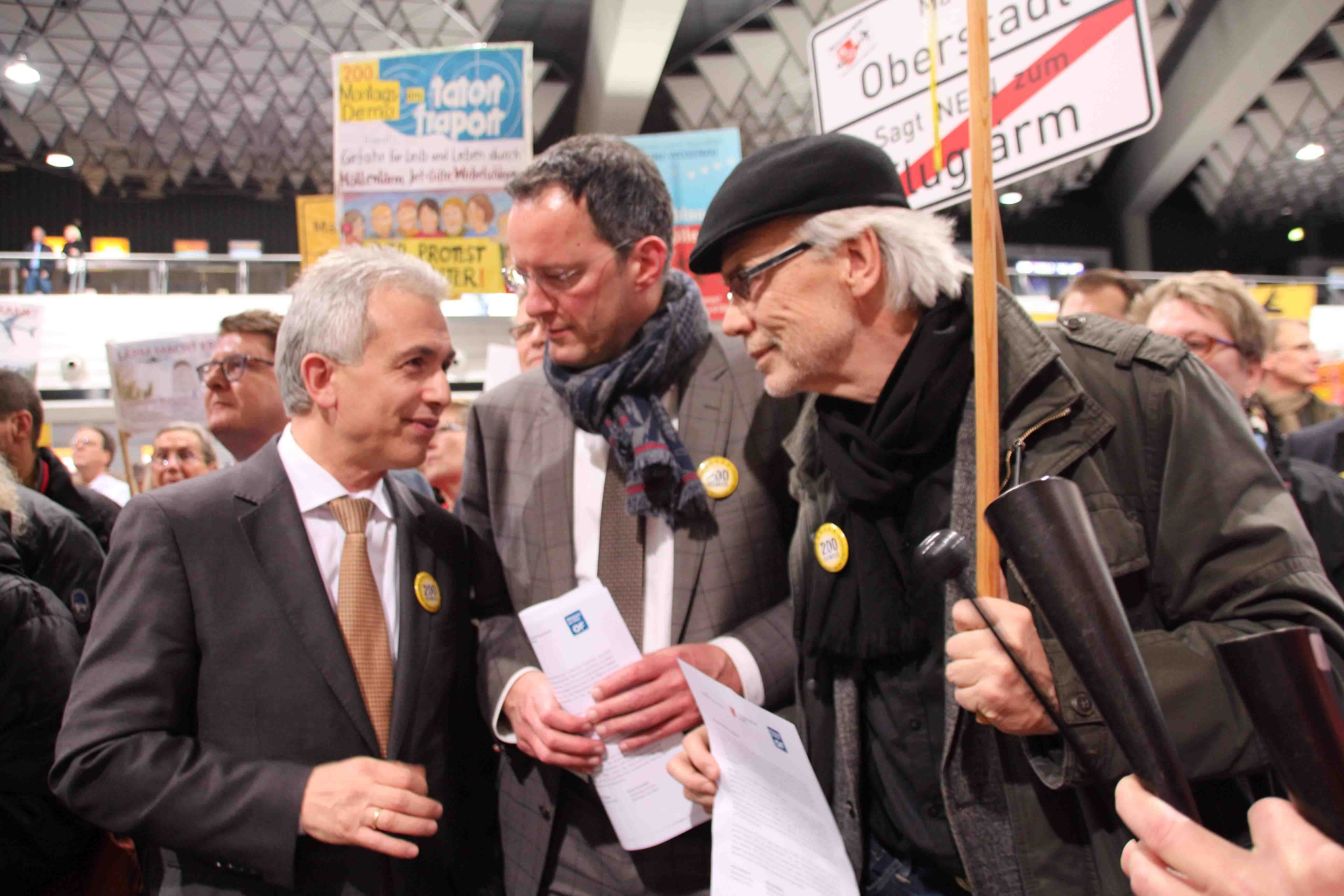 OB Peter Feldmann Frankfurt, OB Michael Ebling Mainz und OB Horst Schneider Offenbach bei der 200. Demonstration gegen Fluglrm  am Flughafen Frankfurt. < >