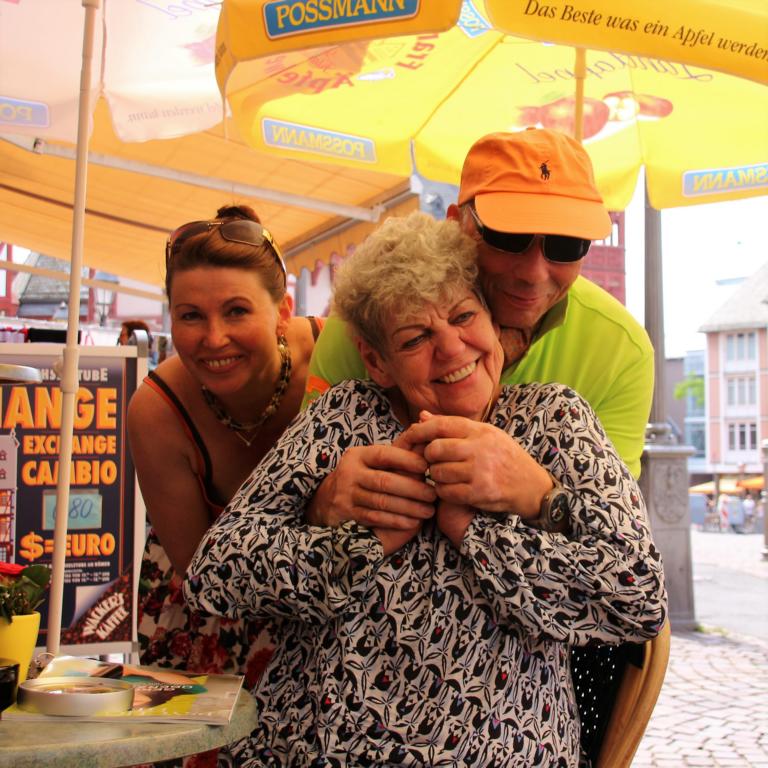 FOTOS:  2017-06-15 Leute. Frau Schreiber und Freunde im Kaffee 'Wechselstube' am Rmer< >