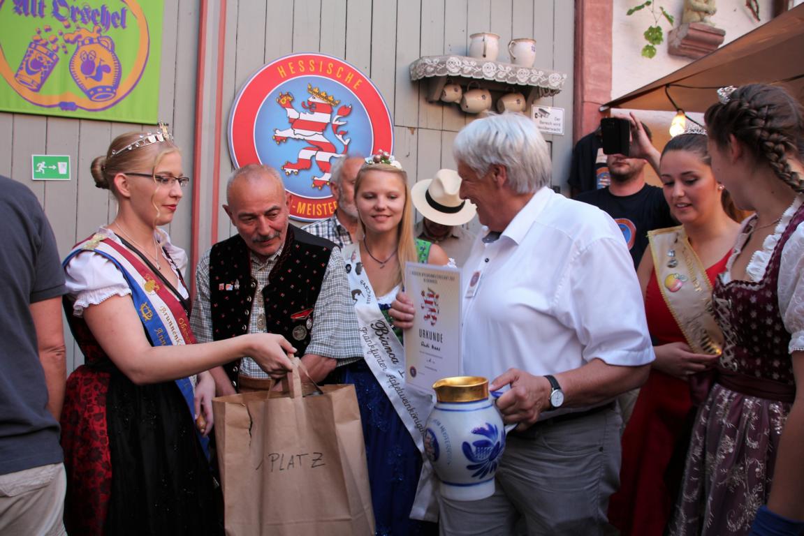 Apfelwein-Knig 2017 ist Rudi Maas aus Hausen-Ansbach.< > FOTOS:  2017-06-25 Hessische Apfelwein-Meisterschaft II< >