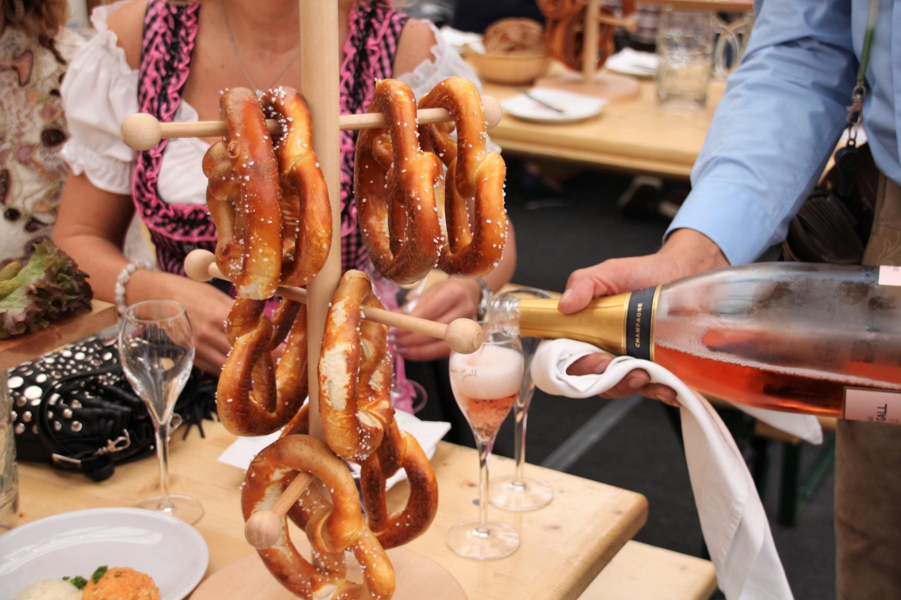    2017 - Wer Bier nicht mag - beim Frankfurter Oktoberfest geht's auch ohne. < >