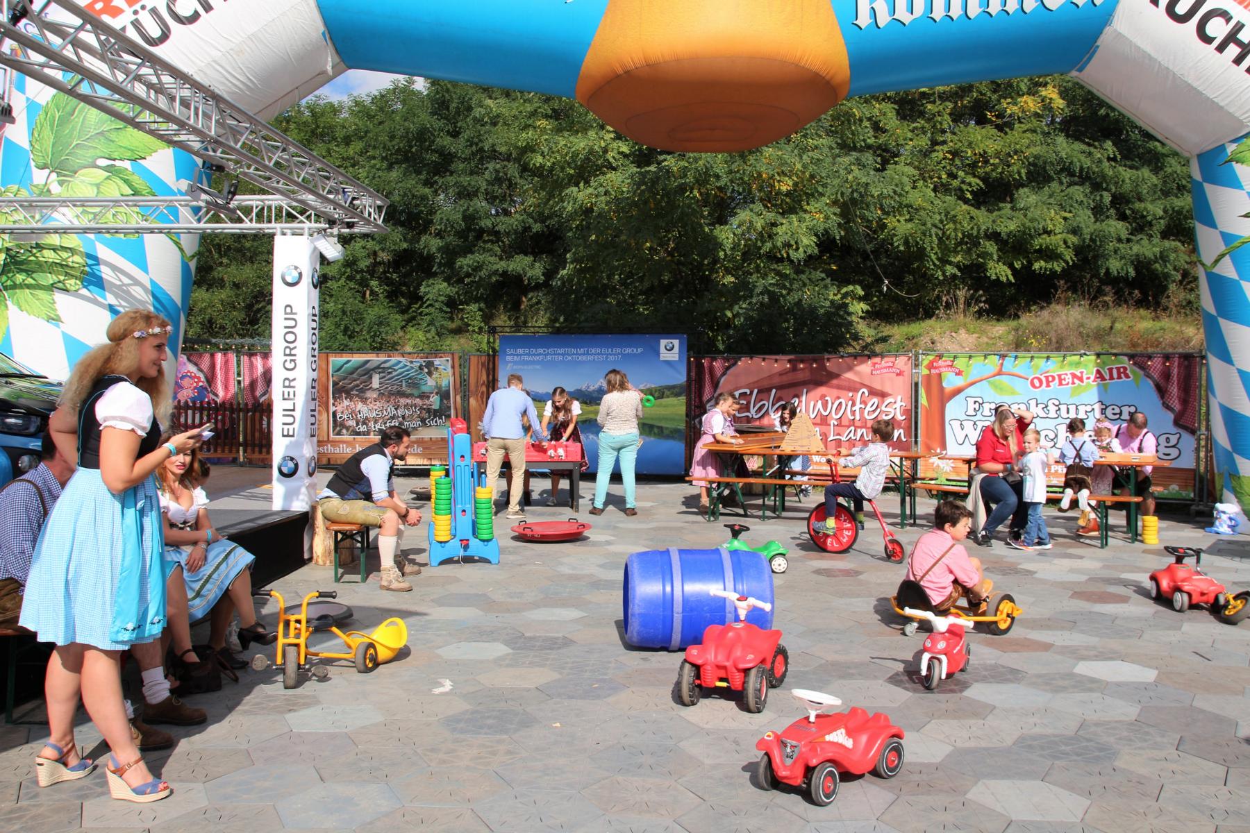  2017 - kinderfreundliches Frankfurter Oktoberfest-Frhschoppen. < >