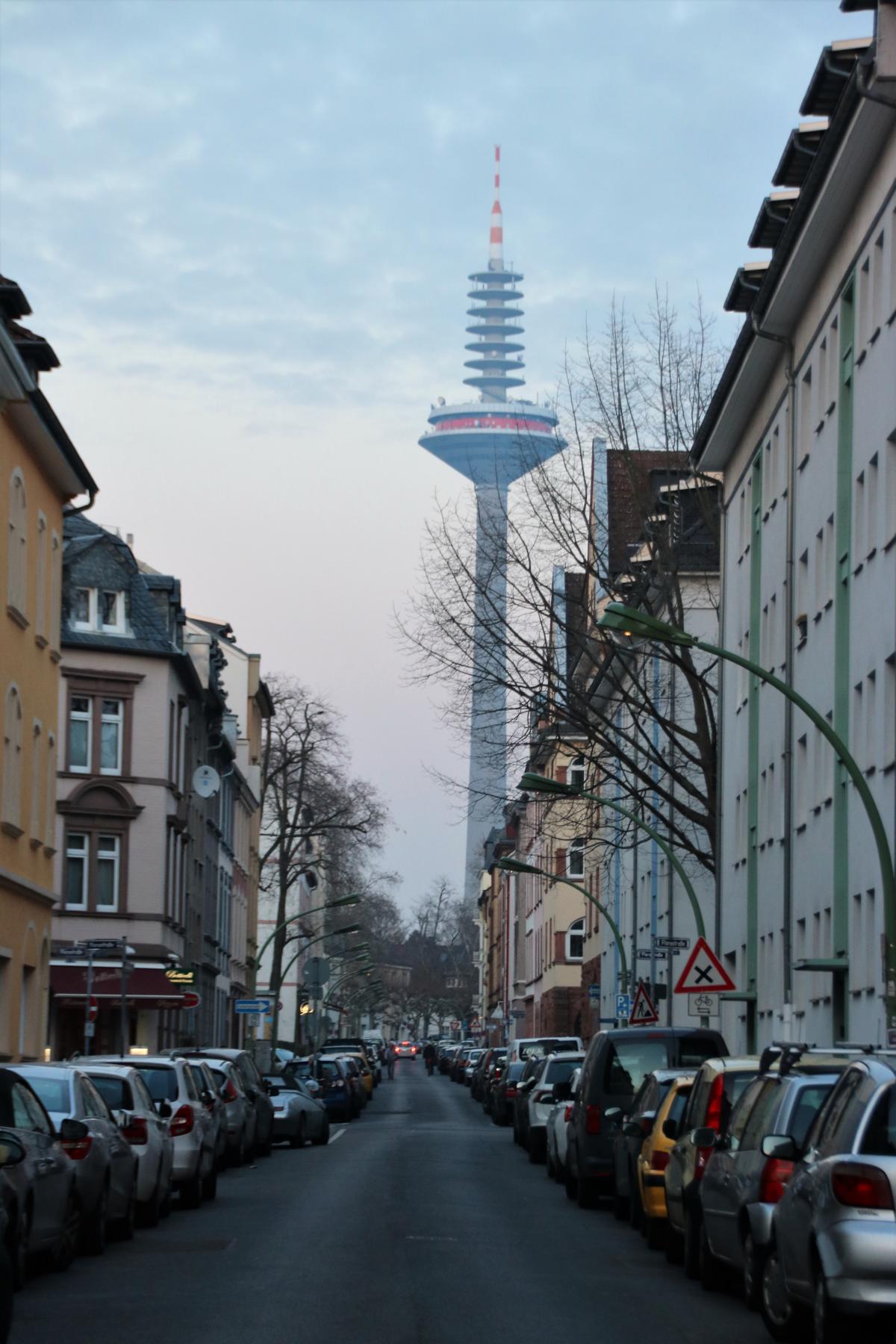 Straenzug in Bockenheim mit Blick zum Ginnheimer Spargel (Turm)< >