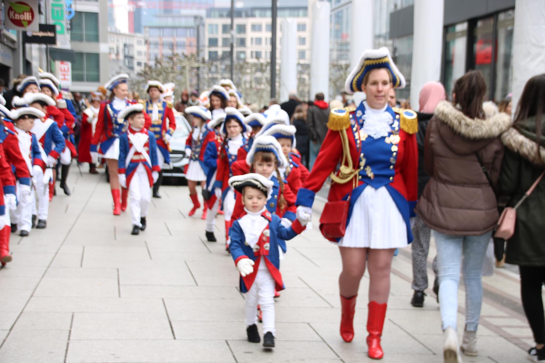 FOTOS: 2019-03-02 Fastnacht Kinderumzug< >