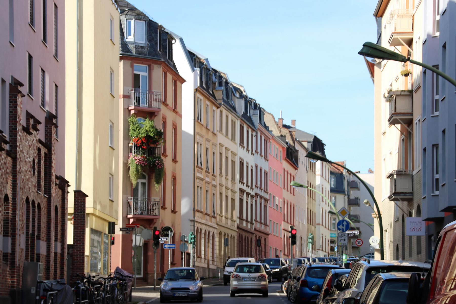  Viele Altbauten und schne Straenzeilen ohne neufrankfurter architektengrau. Das ist Lebensqualitt! So stellen sich die beliebtesten Wohnviertel in Frankfurt dar. < >< >