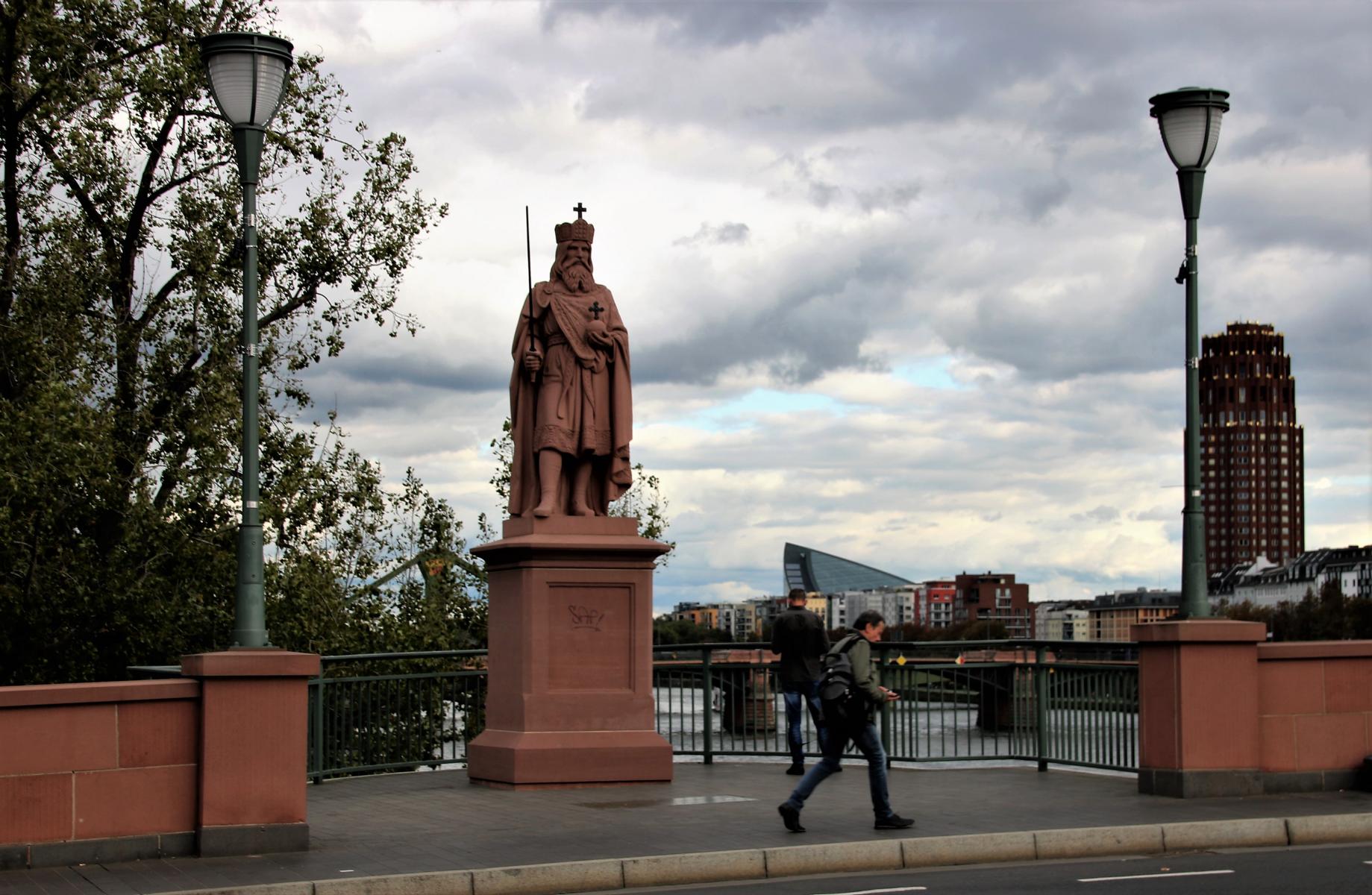Karl der Groe auf der Alten Brcke. < >