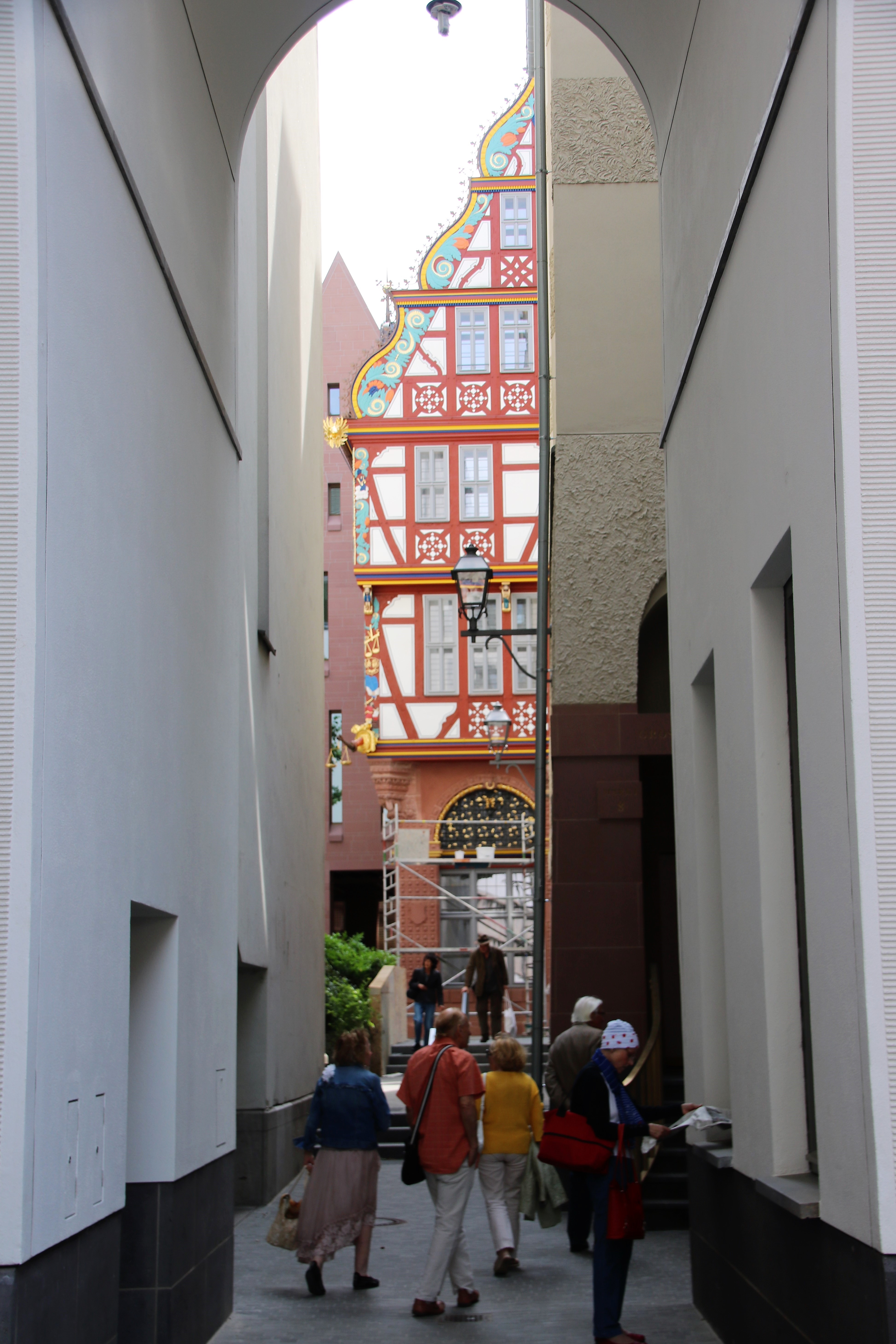 Frankfurts neue Altstadt.< >