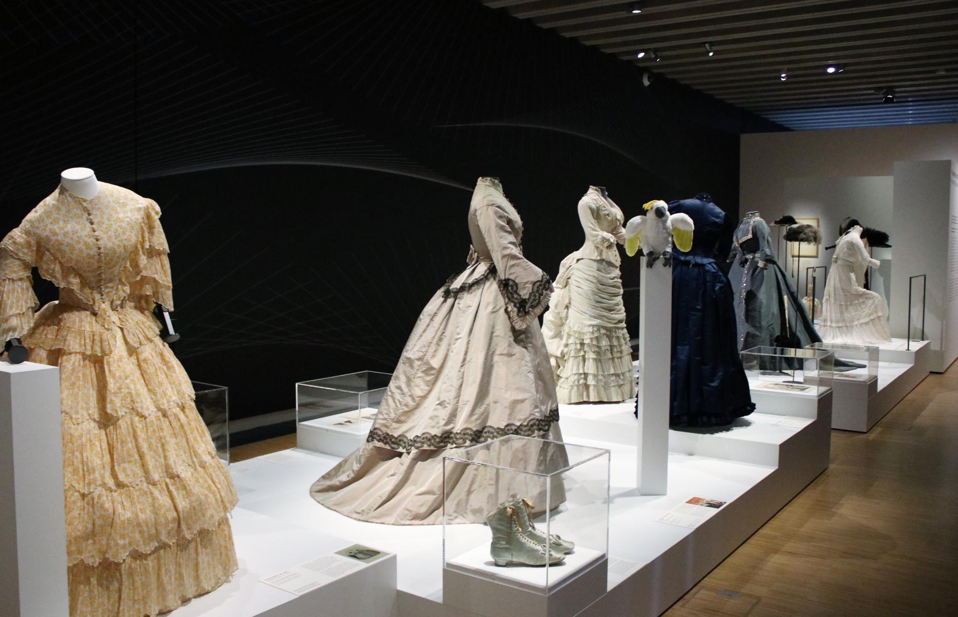  'Kleider in Bewegung' - Ausstellung im Historisches Museum - unbedingt sehenswert. < >FOTOS in Blde:  