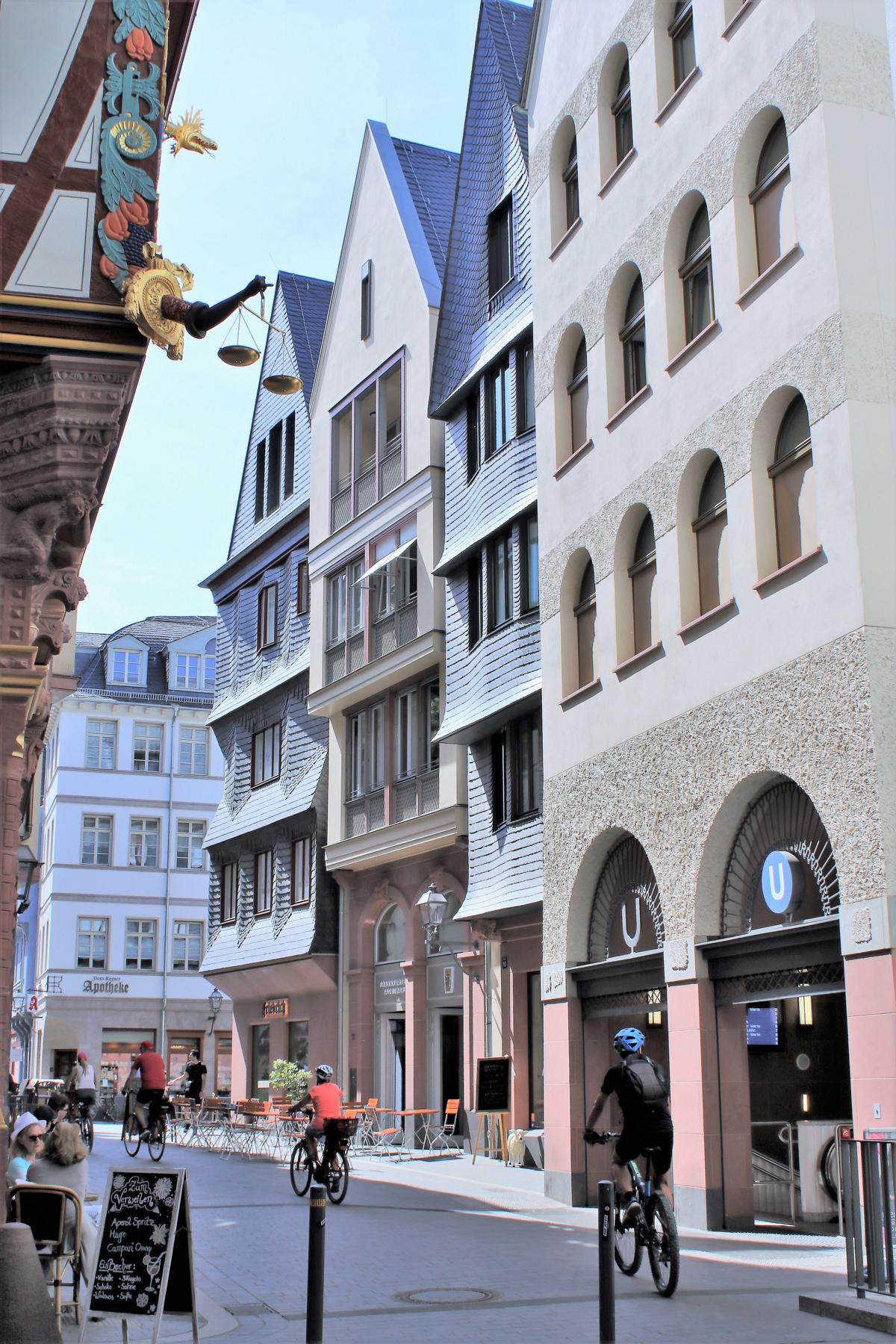 Neue Altstadt< >