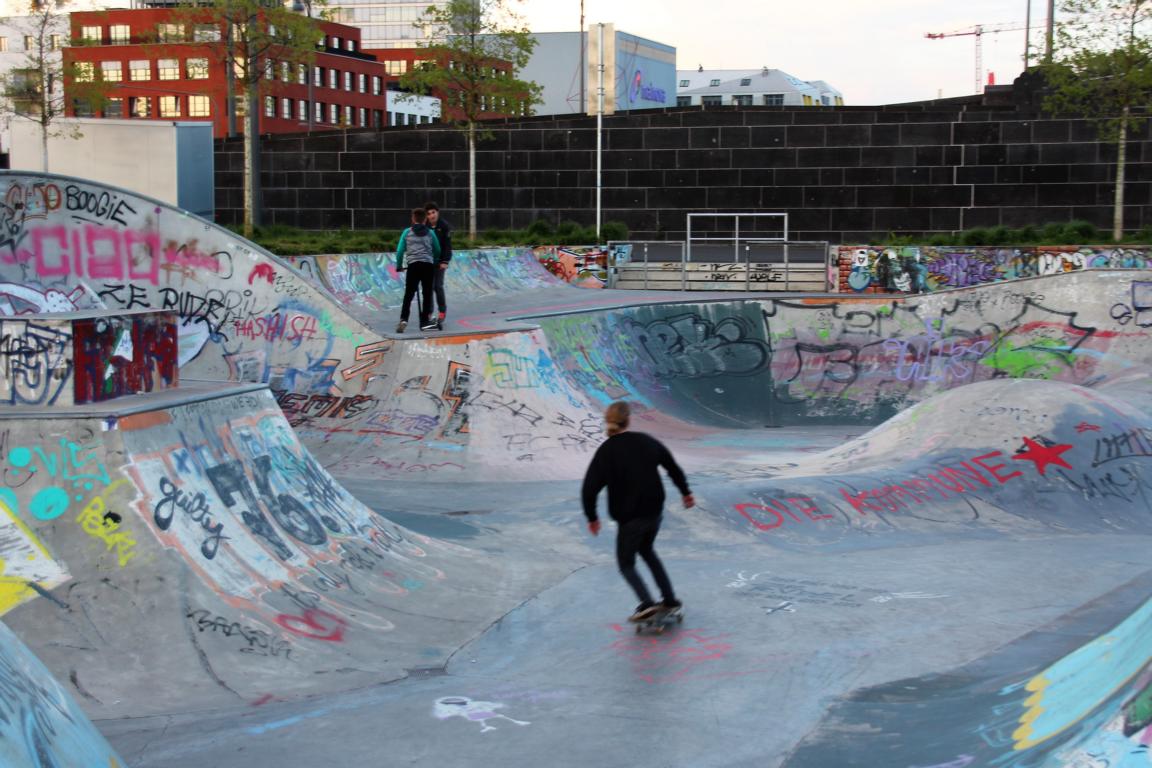  Skatepark Osthafen < >