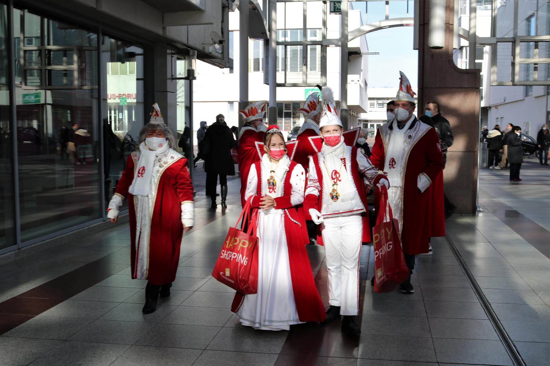 Frankfurts goldig Kinderprinzenpaar Seine Kindertollitaet Felix II. und Ihre Kinderlieblichkeit Amelie I. - fuer einen guten Zweck - unterwegs im NWZ. < > < >FOTOS:  2022-02-12 Fastnacht Kinderprinzenpaar im NWZ< >