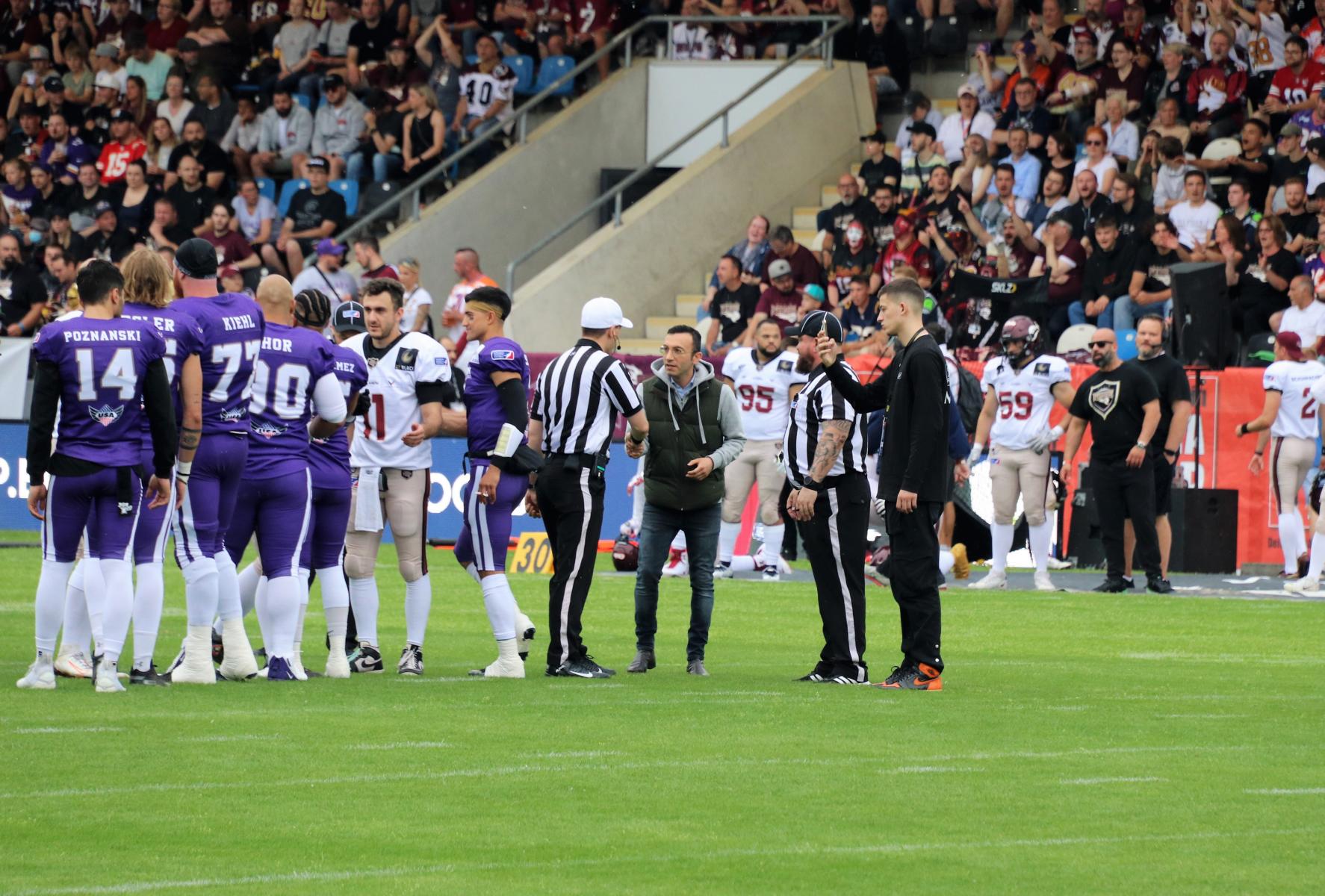 Frankfurt Galaxy vs. Rhine Fire Duesseldorf. FOTOS: < >< >  2022-06-05 Frankfurt Galaxy 26 : 29 Rhine Fire Duesseldorf Teil I< > 2022-06-05 Football Galaxy 26 : 29 Rhine Fire Duesseldorf Teil II< > 
2022-06-05 Football Galaxy 26 : 29 Rhine Fire Düsseldorf Teil III< >