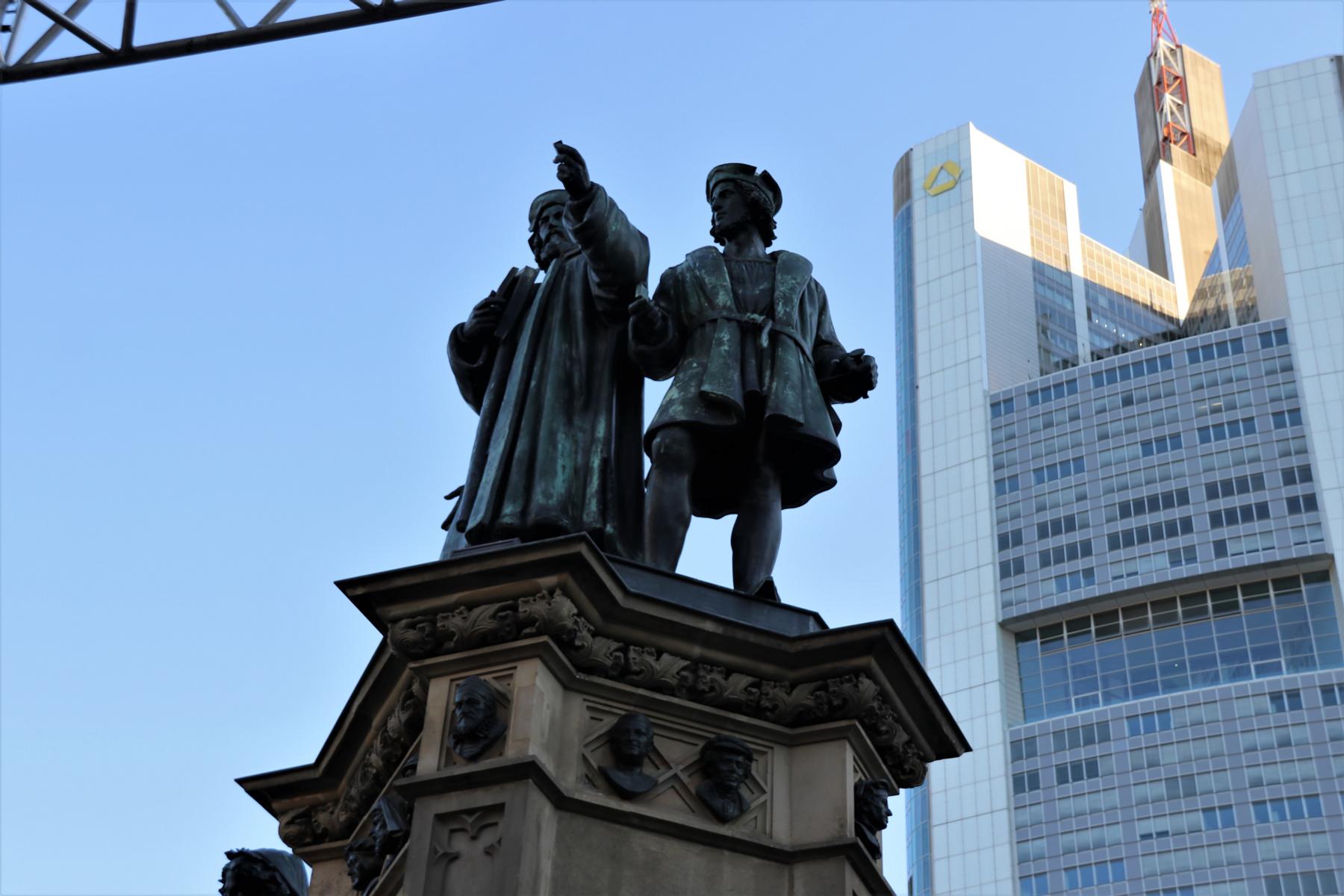 Rossmarkt, Gutenberg-Denkmal. < >< > 
Frankfurt, die lebenswerteste */ liebenswerteste* Stadt in Deutschland. Was sonst?  < >
* The Economist / internationale Wochenzeitschrift, London Juni 2022< >
* ichliebefrankfurt.de / Frankfurt< >