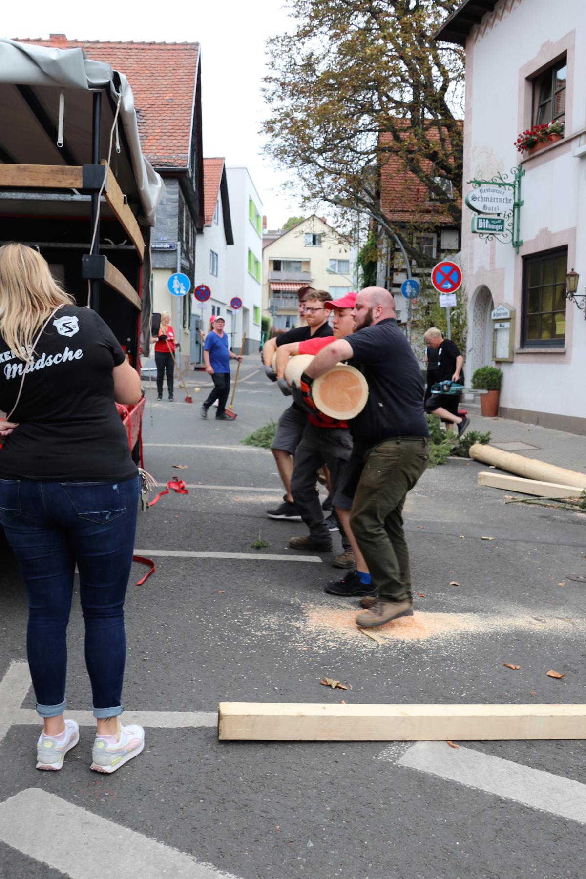 Kerb. Der Kerbebaum wird abgebaut, in große Teile zersägt und in den Coloradopark gebracht. FOTOS: < >< >2022-08-18 Kerb Abbau Kerbebaum    Buchwald< >