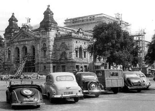   Am 1. November 2022,  jaehrt sich zum 120. Mal die Eroeffnung des Frankfurter Schauspielhauses. Das Foto ist von 1956. < > FOTOS vom Jubiläum in Veranstaltungen: Veranstaltungen< > 