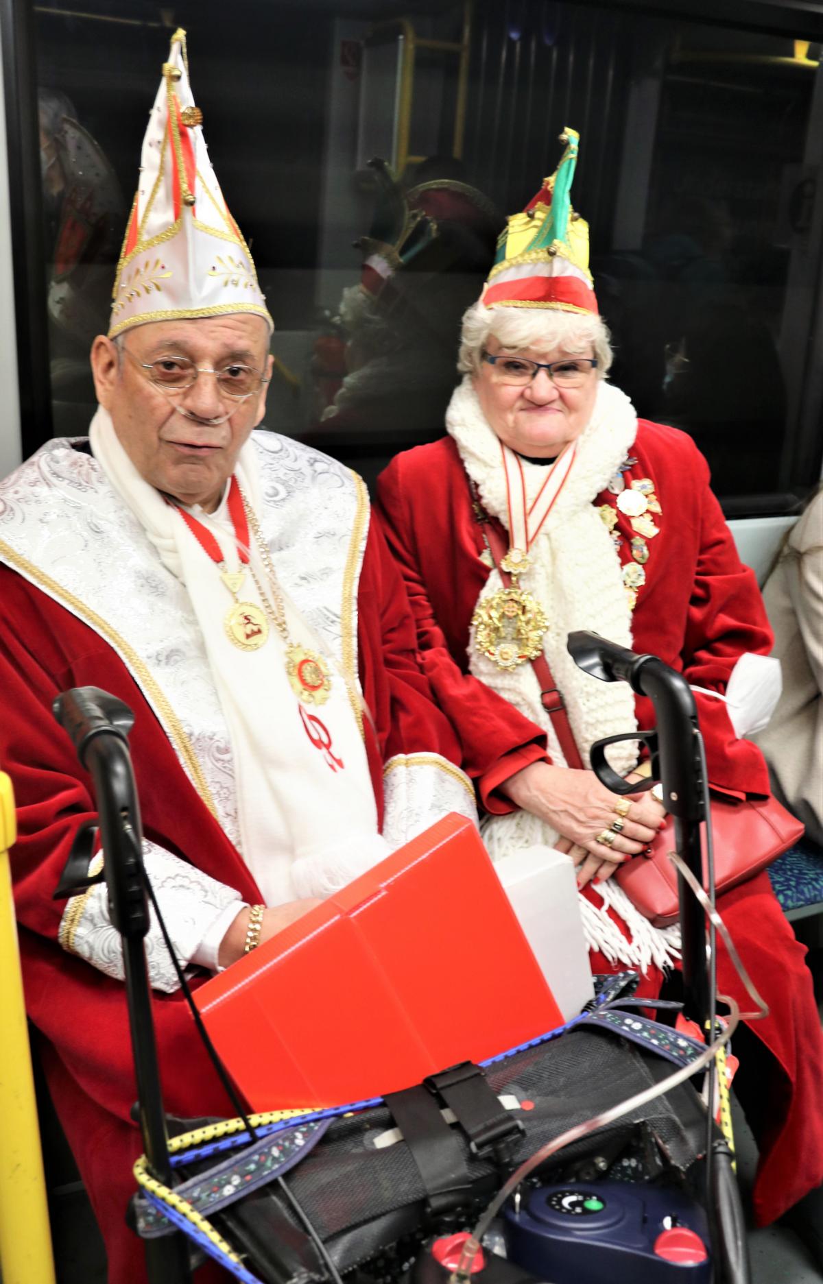  < >Mit dem Pabst - so die Vermutung eines Schülers - in der U4 und in Bornheim. FOTOS: < >< >2022-11-11 Fastnacht IV U-Bahn Bornheim< >