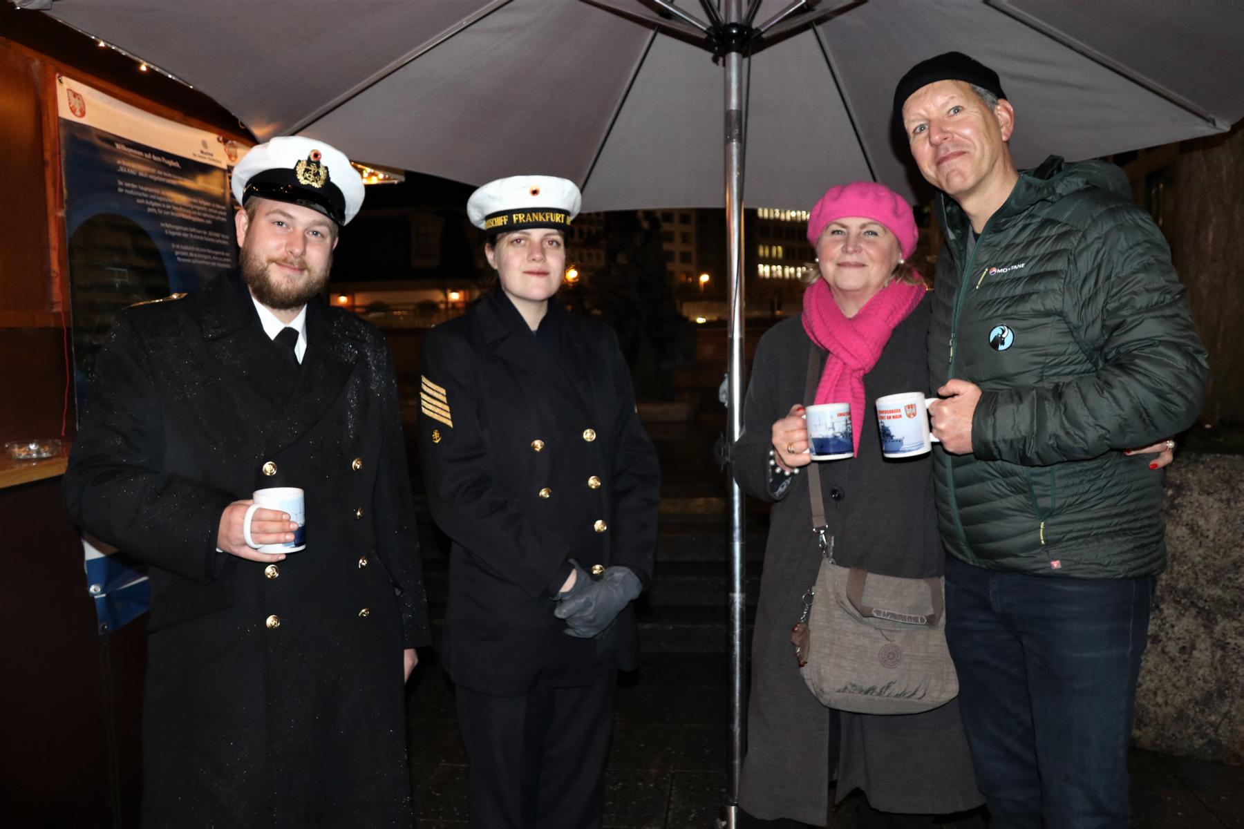 FOTOS:< > 2022-12-20 Weihnachtsmarkt mit Marine< >