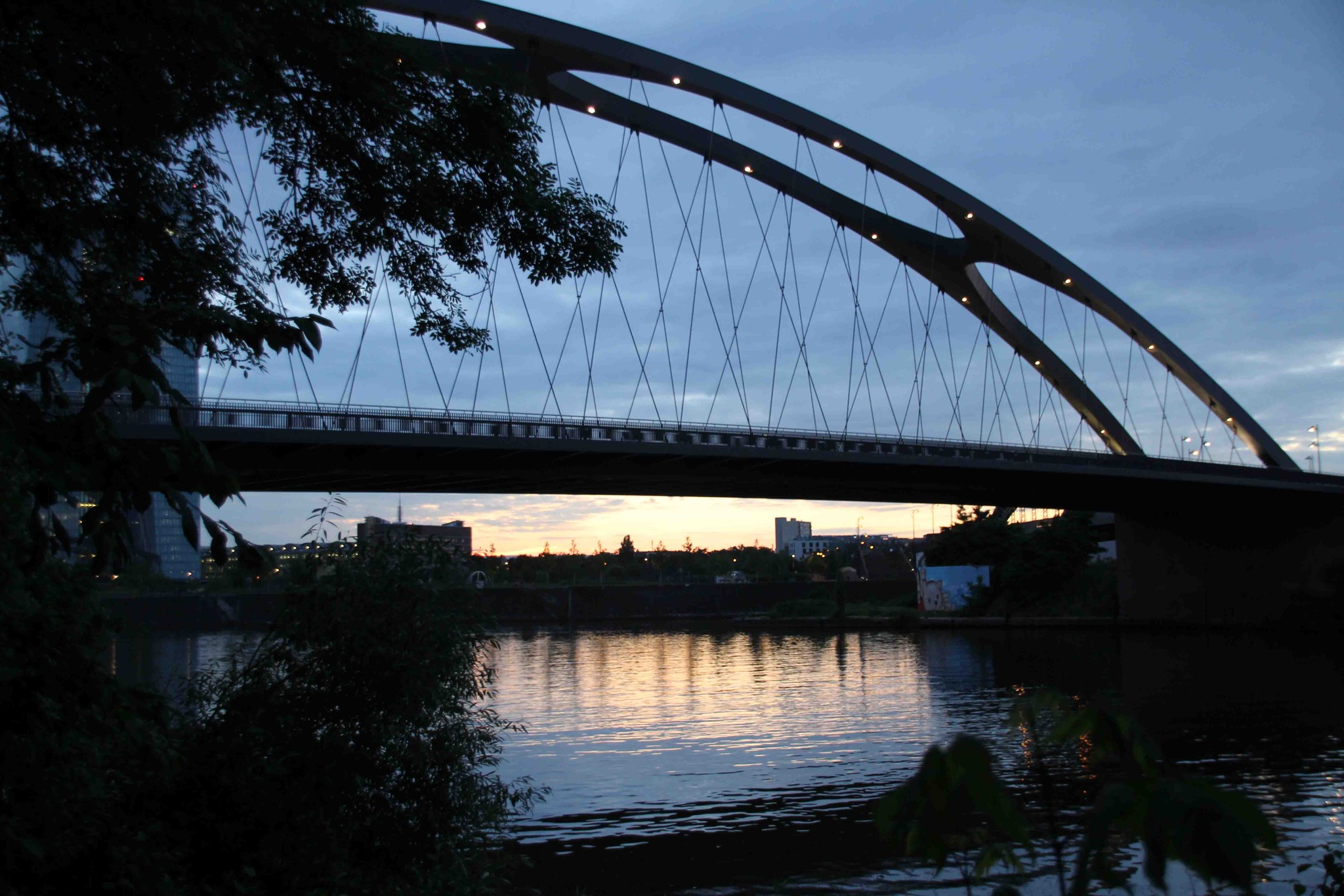 Osthafenbrücke. Der nächste Sommer kommt bestimmt. < >