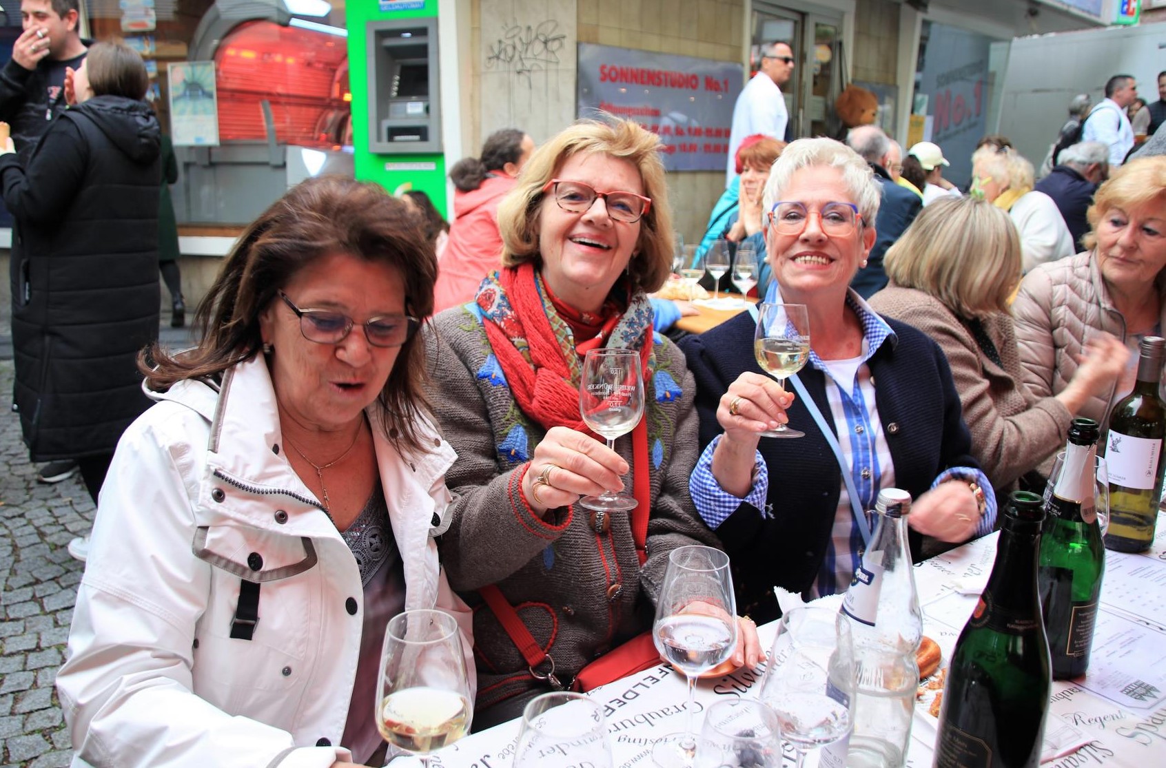  Bernemer Weinfest. FOTOS: < >< > 2023-04-27 Bernemer Weinfest I  < > 
