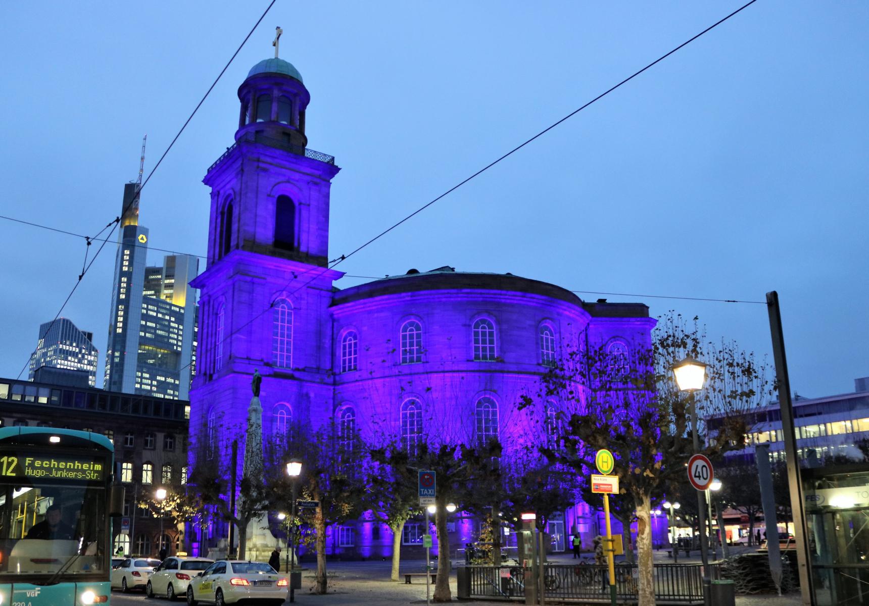   Die Paulskirche in blauem Licht, der Farbe der Menschenrechte,  am 10. Dezember 2020.  Ausnahmsweise - wegen Corona - ohne Weihnachtsmarkt.