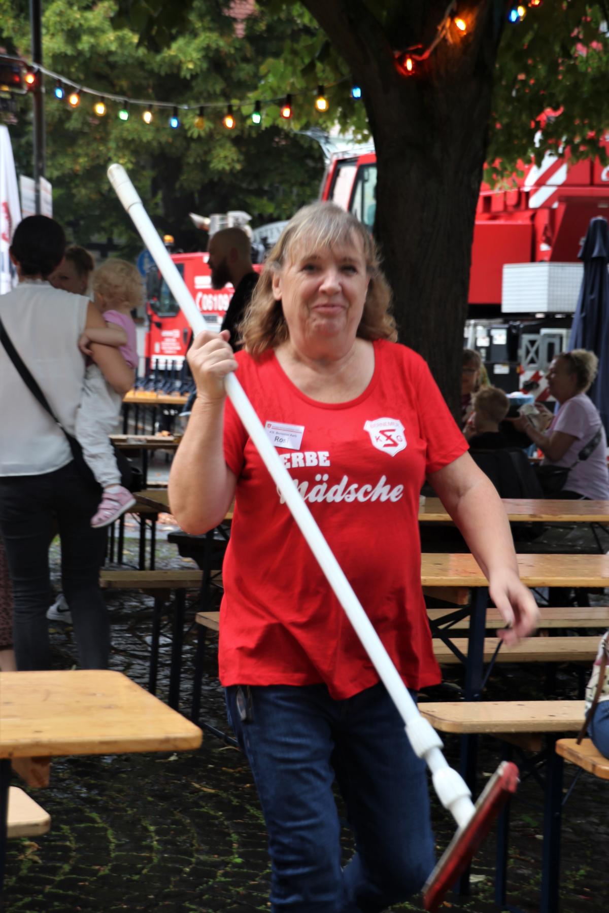 Kerbe Samstag I - Fruehschoppen, leider ohne Baum aufstellen. FOTOS: < >< > 2023-08-12 Kerbe Samstag I Fruehschoppen. < >< >Da ich, Geri Klaehn, in diesem Jahr Übernachtungsgäste hatte und mit meinem Besuch (Sohn und 2 Enkeln) gesfrühstückt hatte, gibt es in diesem Jahr leider keine Fotos vom Aufbau des Kerbebaumes. < >< > 