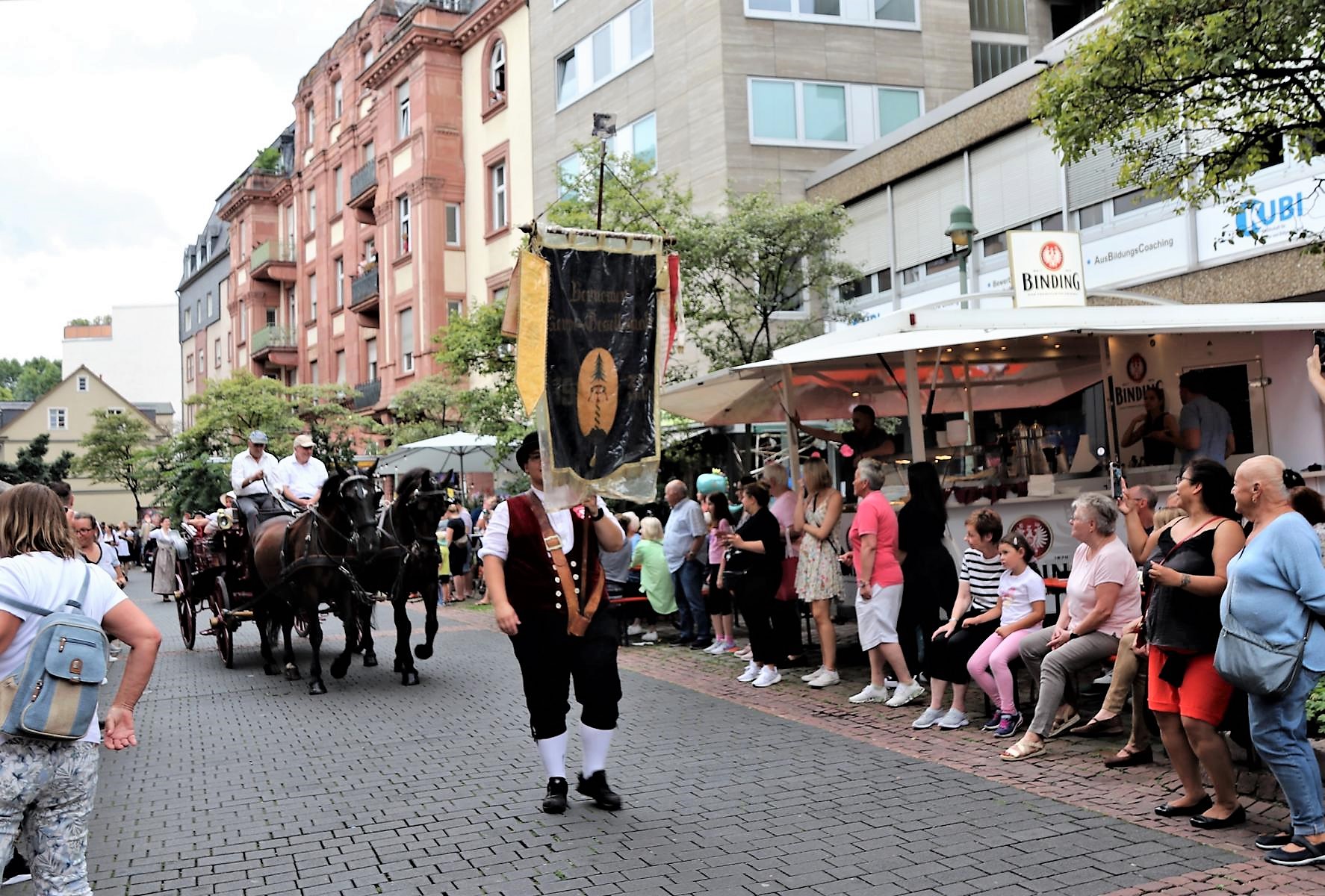 Kerbe Samstag II   III - UMZUG.  FOTOS: < >< > 2023-08-12 Kerbe Samstag II UMZUG 1 < > < > 2023-08-12 Kerbe Samstag III UMZUG 2 < > 