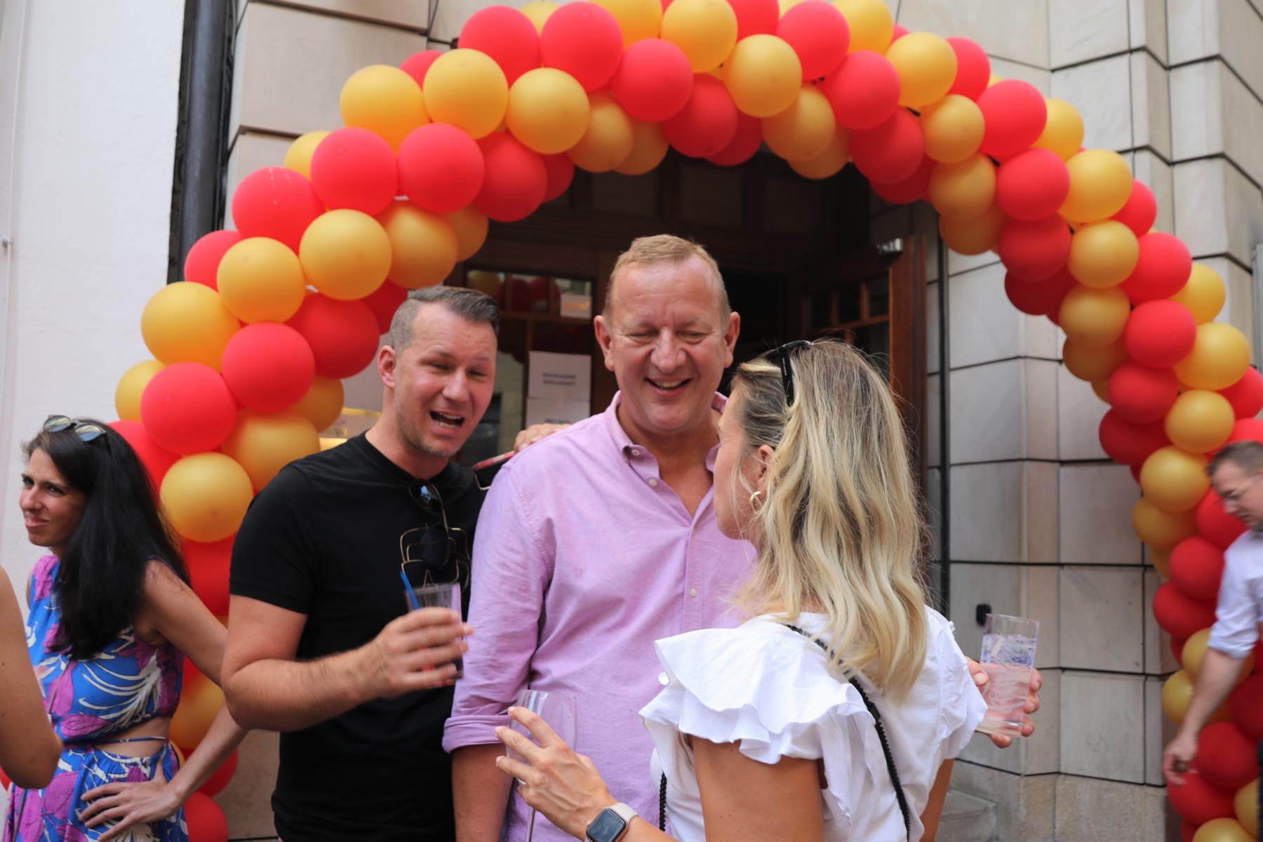   Mutter Ernst - Stephans Geburtstag - so gross, dass ich ihn in Veranstaltungen teile.  FOTOS: < > < >  2023-09-10 Stephans Geburtstag < > < > 