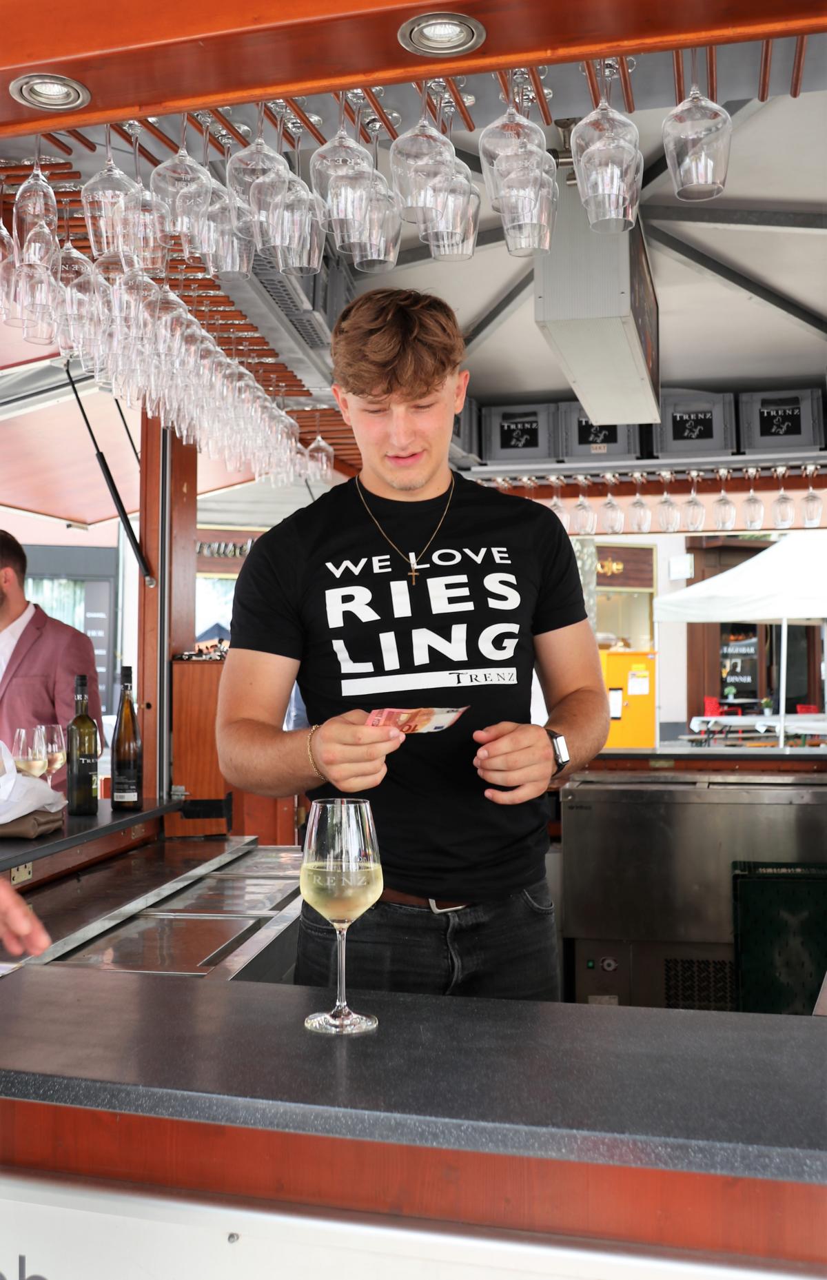  Rheingauer Weinmarkt  FOTOS: < > < >  2023-08-30 Rheingauer Weinmarkt < > < > 