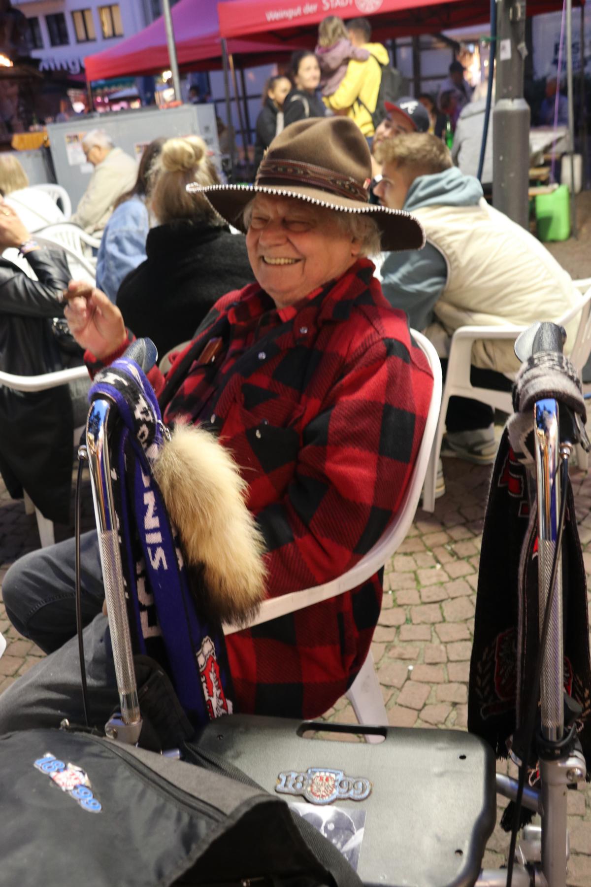  Federweissenfest auf dem Liebfrauenberg.  FOTOS: < > < >  2023-10-04 Federweissenfest, Liebfrauenberg < > < > 